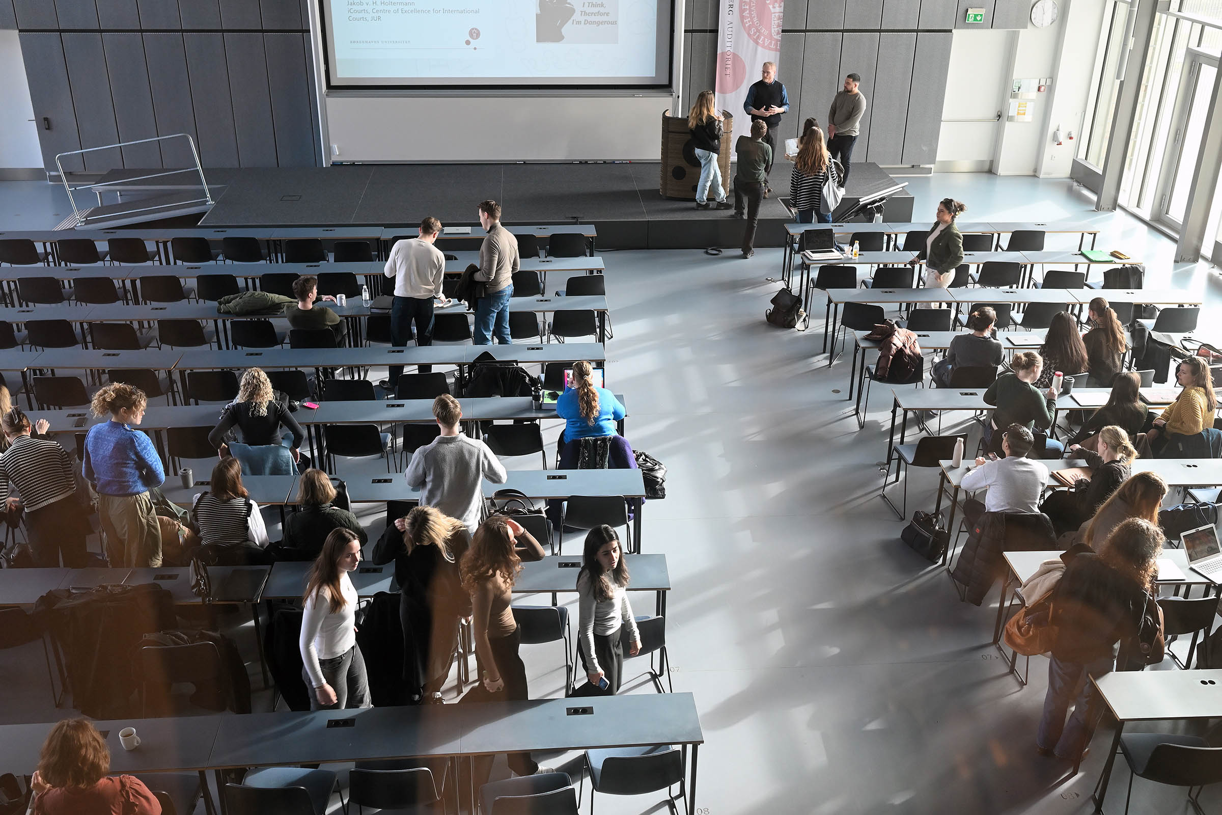 Oversigtsbillede over et auditorium på Jura. Gulvet skråner ikke, men er fladt, så der er nem tilgængelighed for kørestolsbrugere, og rampen ved tavlen til venstre giver adgang for undervisere, der også er kørestolsbrugere.