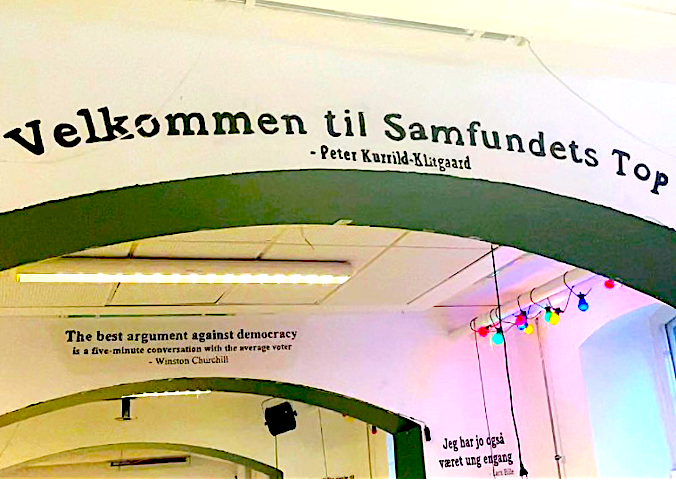 Professor Peter Kurrild-Klitgaards velkomstord til nye studerende pryder studenterforeningen Jacques D 