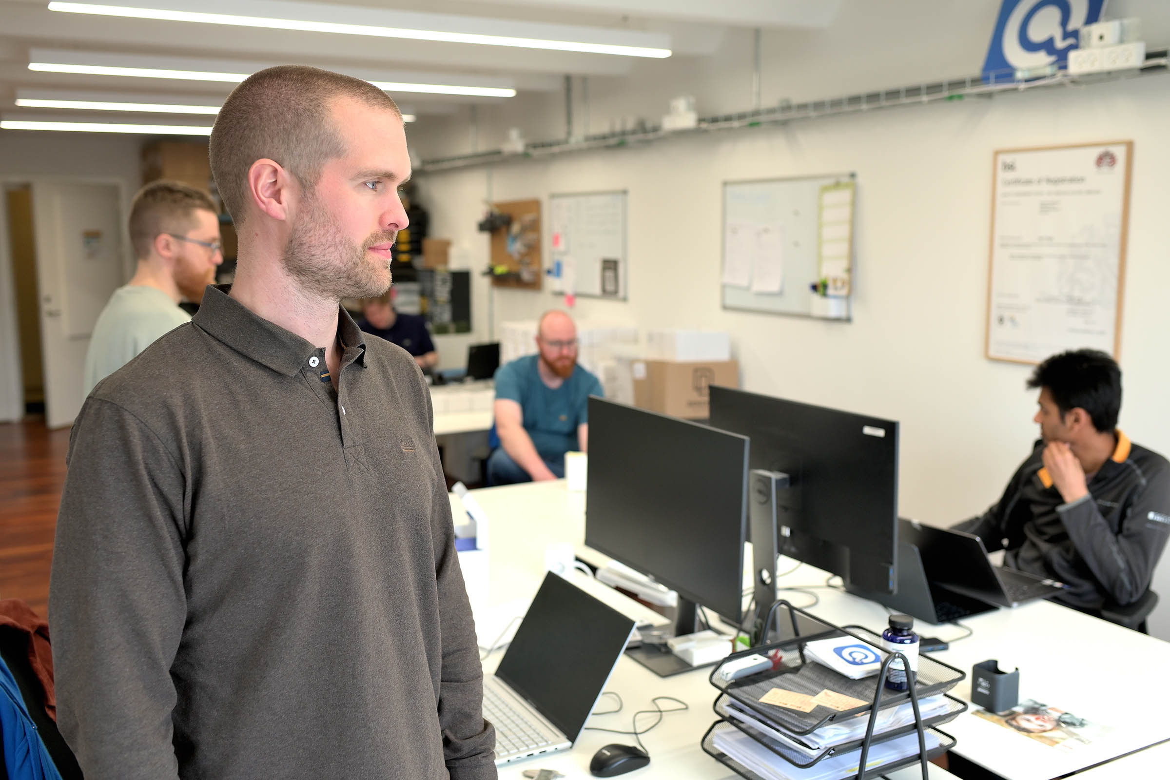 Virksomhedens medarbejdere bag Emil Andersen sidder og samler sædtestkittet, inden de bliver sendt ud i verden. Når produktionen ligger i København, er det nemt at holde øje med, at alting bliver samlet korrekt.