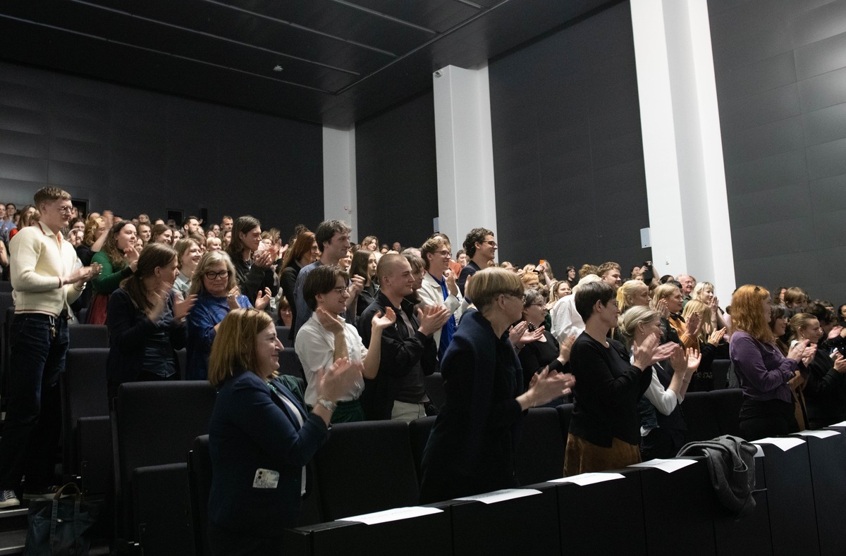 Stående applaus fra en fyldt sal på Amager.