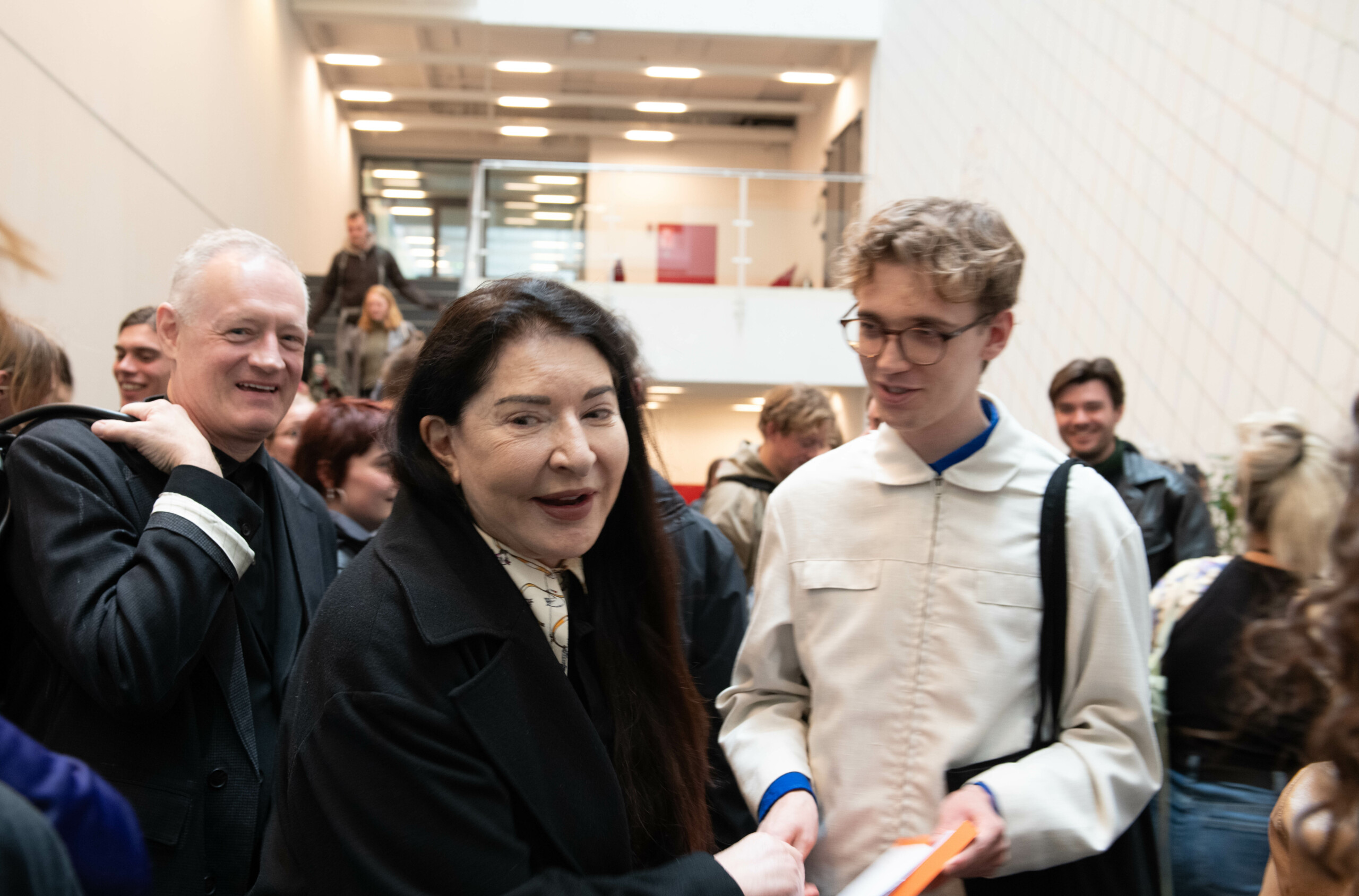 Flere studerende nåede at fange Marina Abramovic til en autograf, da hun gæstede IKK 18. april 2024. 