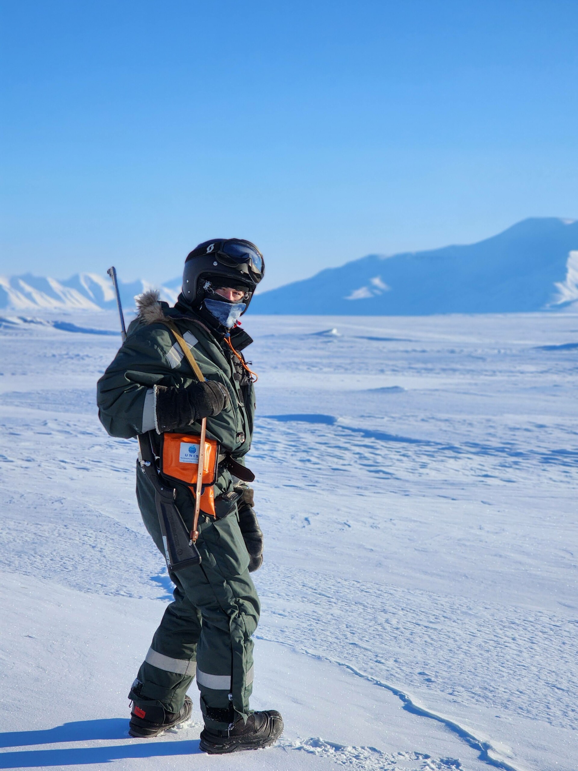 »Det er en enestående mulighed for at komme tæt på et meget uberørt sted og en natur, der er så forskellig fra det, vi kan opleve i Danmark. Og så får man et stipendium og SU med herop,« fortæller Andrea Haastrup-Vang i minus 35 grader.