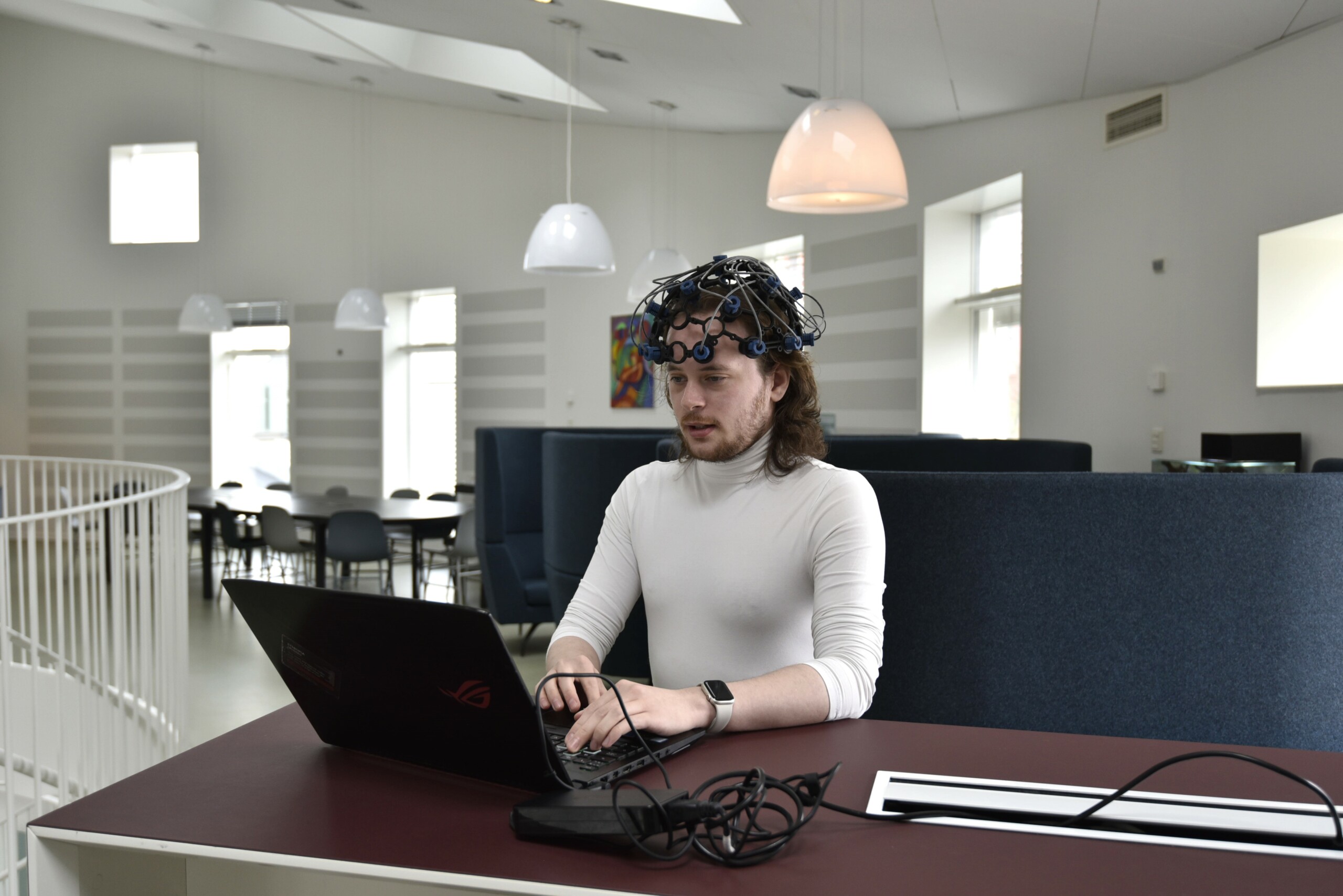 Andreas Houmølle Petersen er en af de mange iværksættere, som bruger KU Lighthouse. Han har sin 'hjelm' med i dag, fordi han senere skal lave en test, hvor han skal måle hjerneaktivitet.