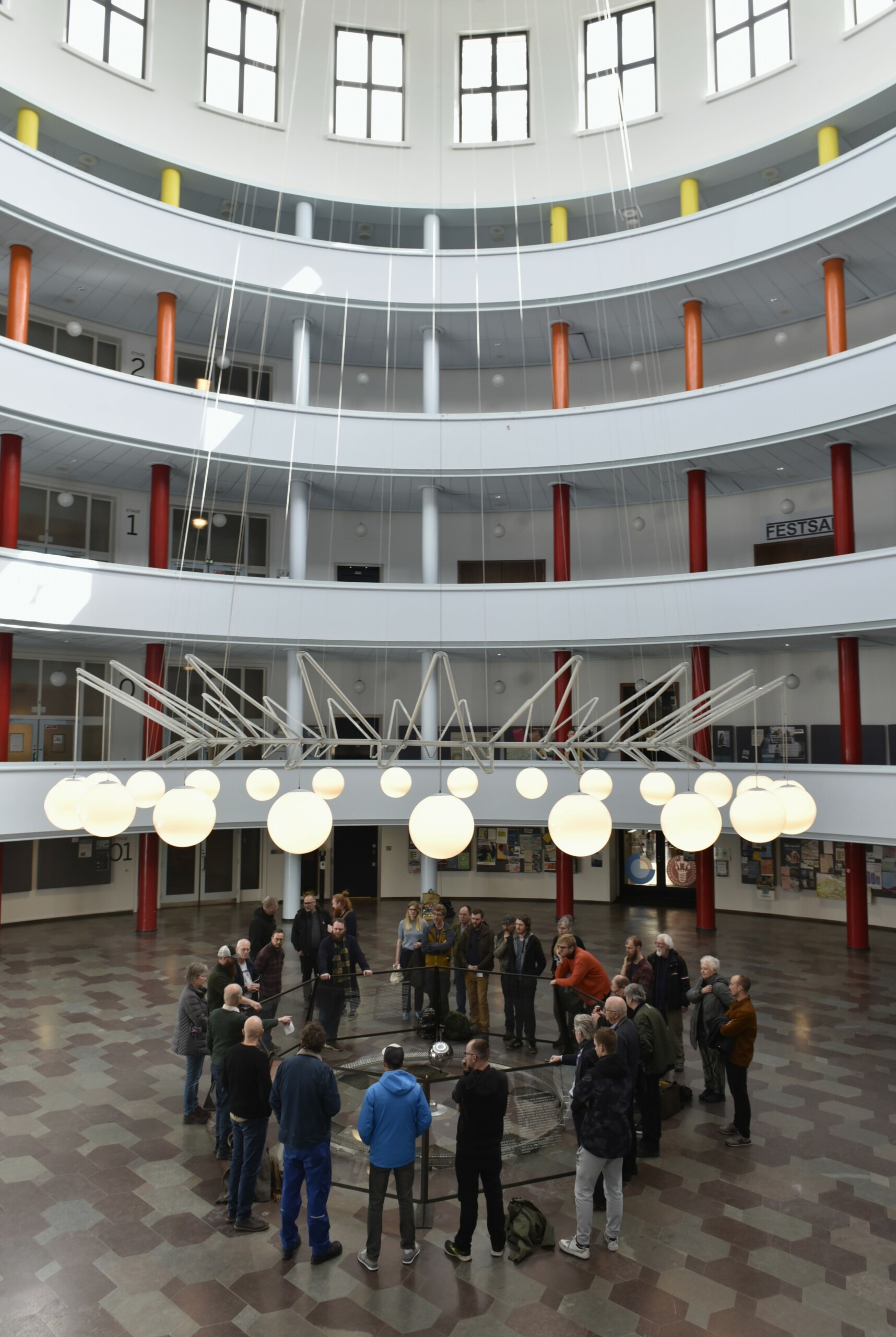 Pendulet er 25 meter langt og hænger i rotunden som benyttes af Geocenter Danmark og Gefion Gymnasiet.