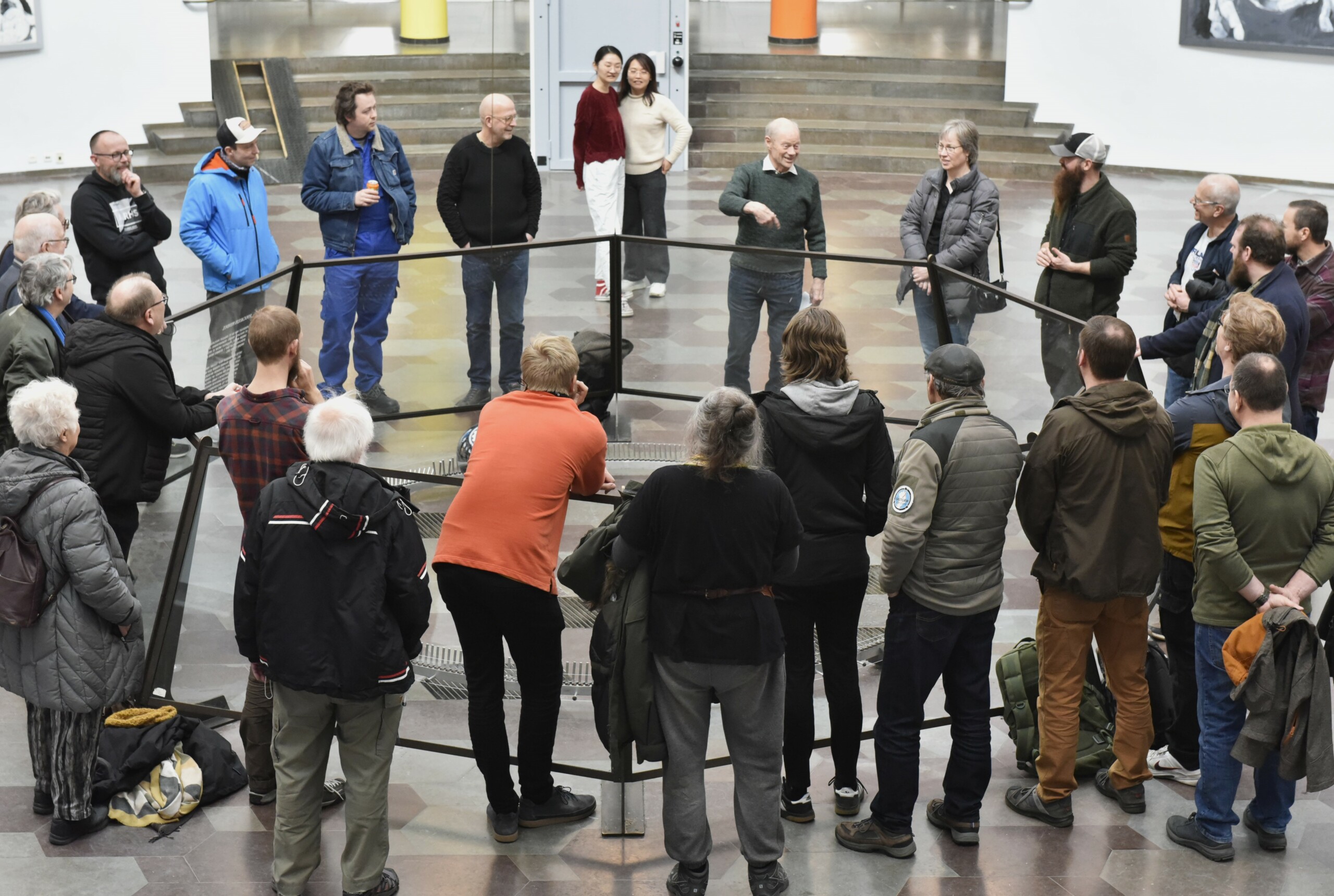 Clive Ellegaard holder tale ved pendulets indvielse.