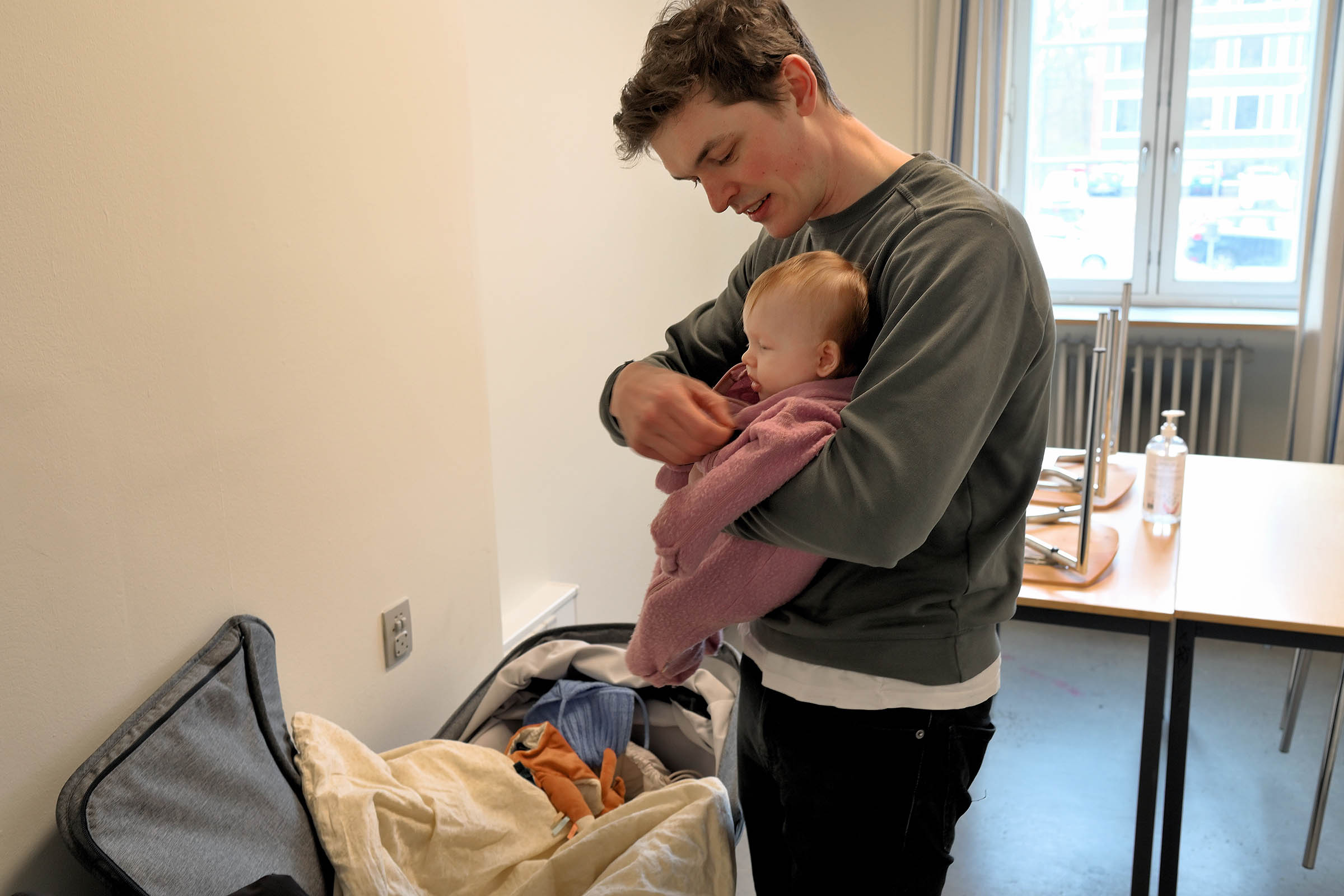 Oskar Buus med Johanne i mødelokalet, som de har reserveret i nærheden af Carolines undervisning. Der er fire stole og et bord.