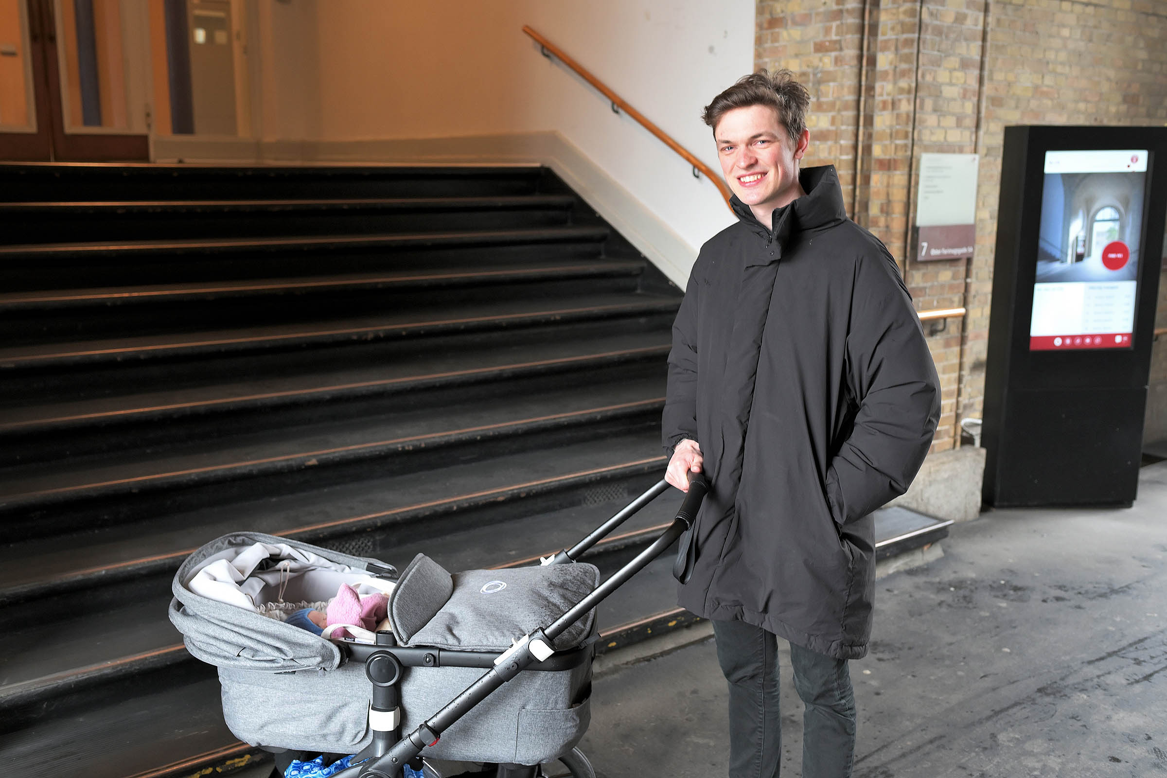 Oskar Buus foran trappen til bygning 7, hvor han godt kunne ønske sig, at der var nogle hjælpeforanstaltninger til vognen.