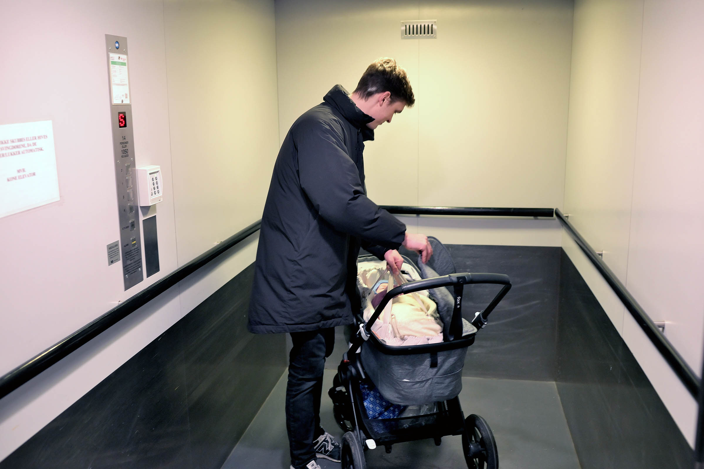 Her er en af de tre elevatorer, som Oskar Buus skal med i CSS's kælder, før han kan ramme den rette etage i bygning 7.