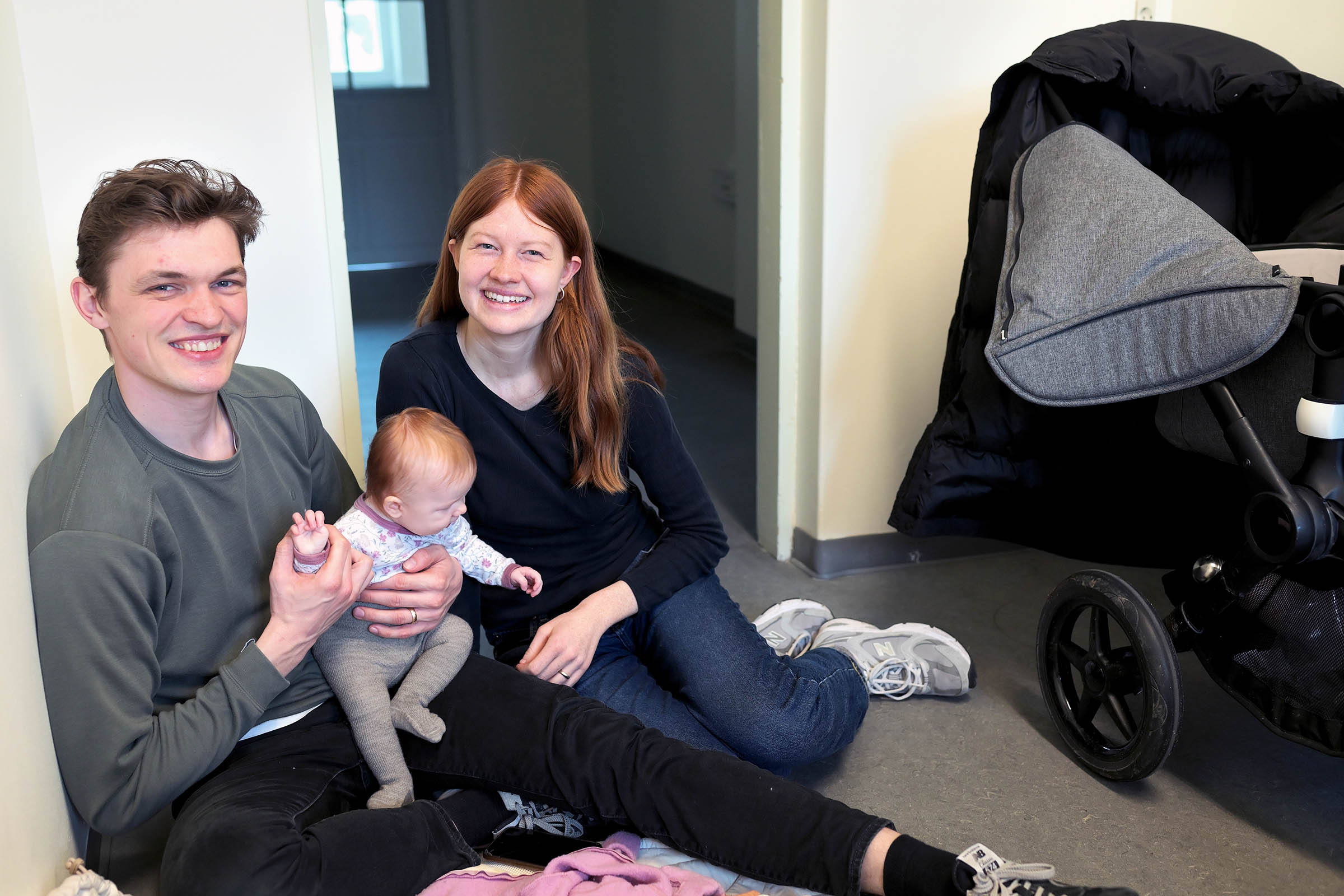 Oskar, Johanne og Caroline Buus. Johanne er fire måneder, og forældreparret har arrangeret sig, så Caroline kan amme Johanne, når der er pause i forelæsningen. 