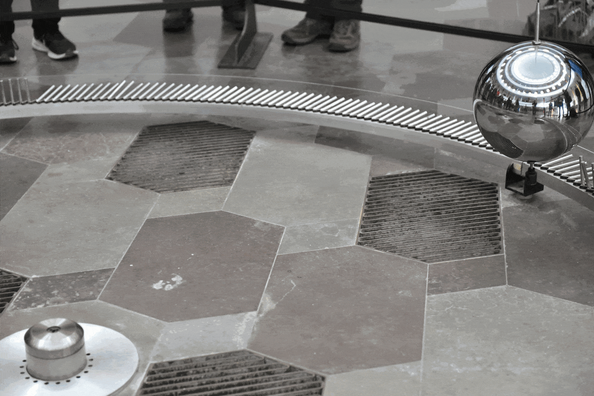 Pendulets kugle vejer 130 kg og er en foræring fra Svensk Kuglelejefabrik. Keglerne fungerer som måleskala, idet de gradvist væltes grundet corioliskraften.