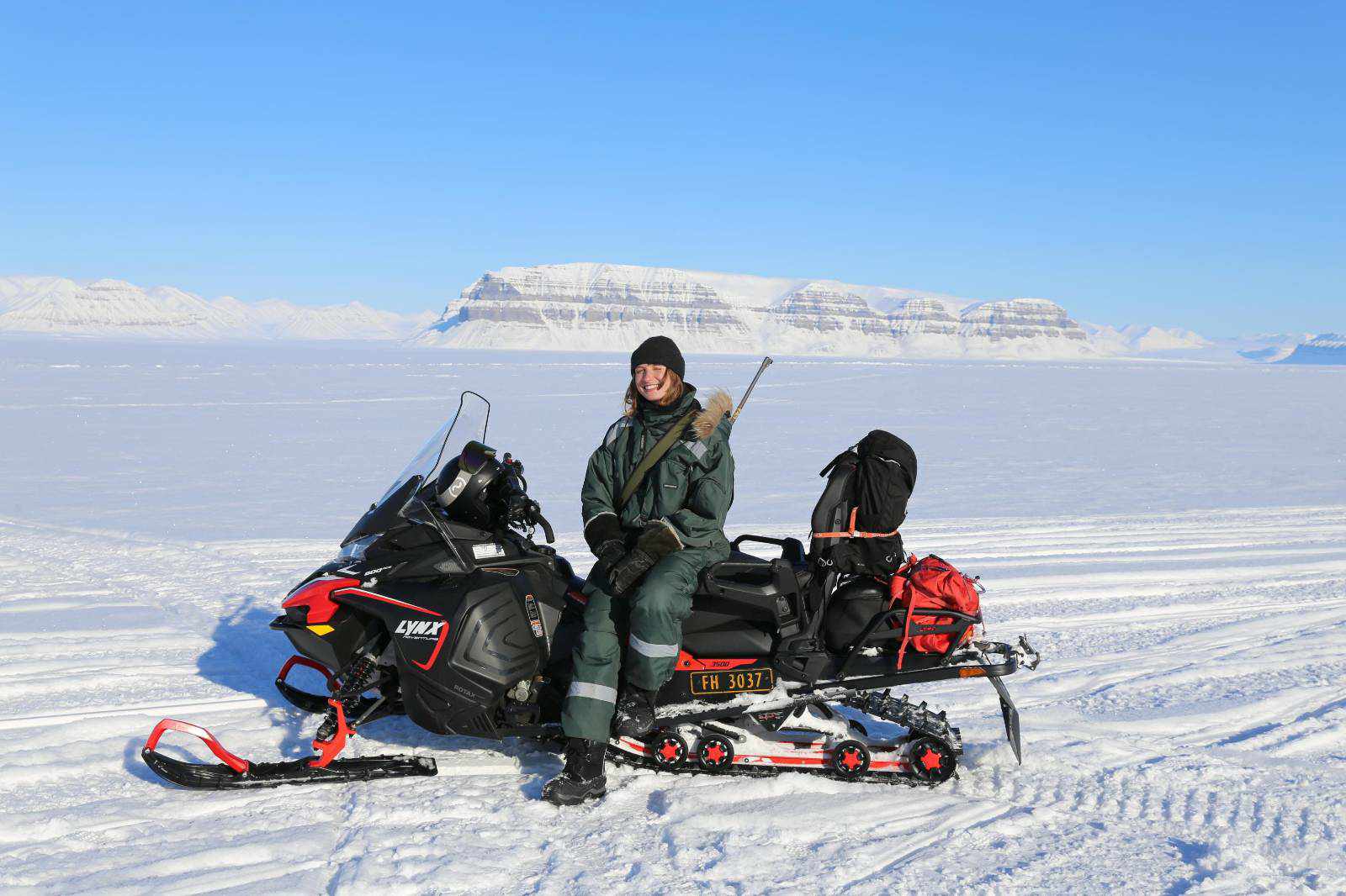 Isabella Rosenberg Jørgensen, der læser til kandidat i klimaforandringer på KU, om sit ophold på Universitetet på Svalbard: »Jeg kan virkelig anbefale forårssemesteret, fordi det er så barskt og koldt, og overgangen fra polarnat og nordlys til midnatssol er en vild oplevelse,« siger hun.