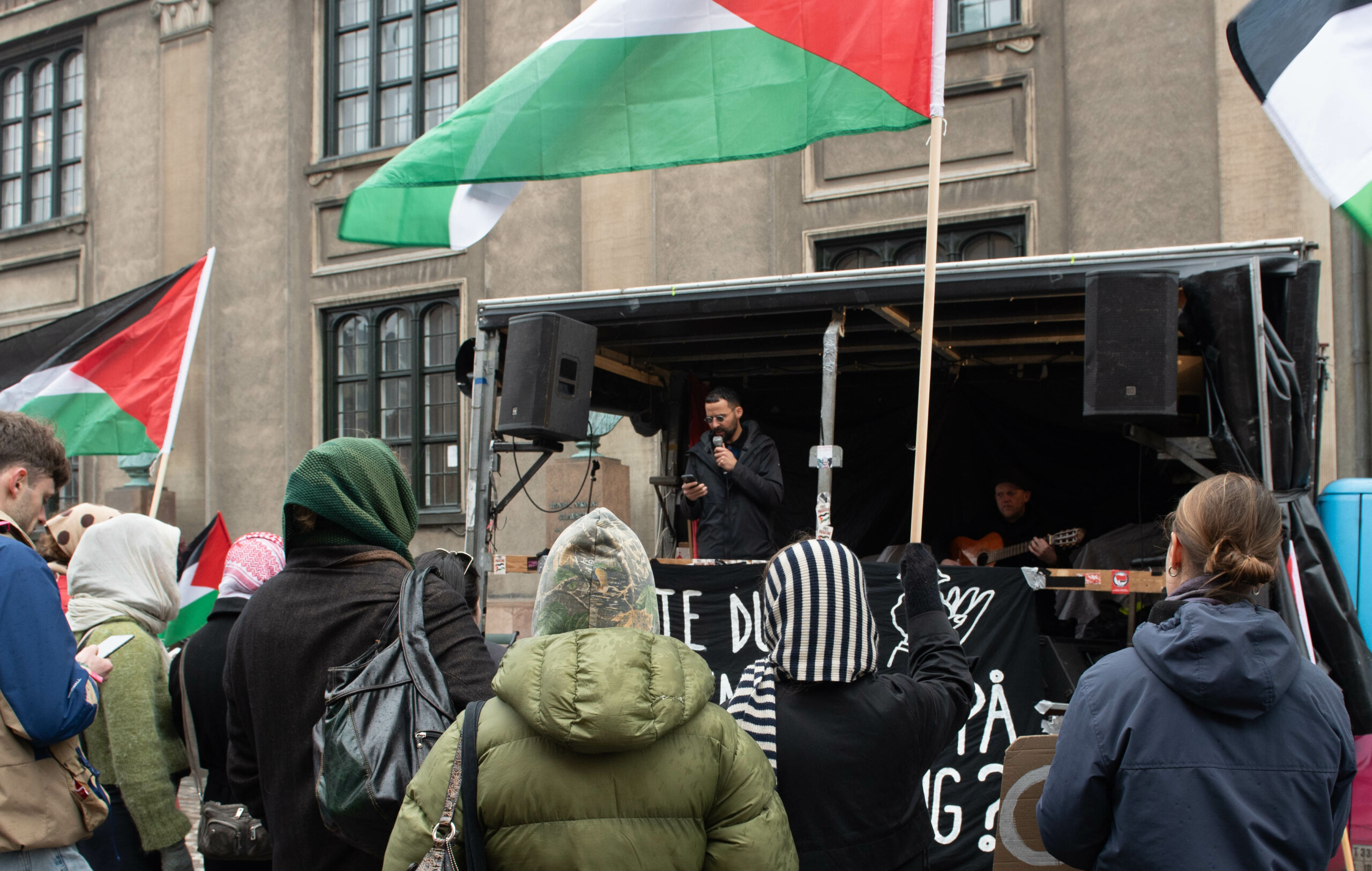 The demonstration ended with a concert by Isam B.