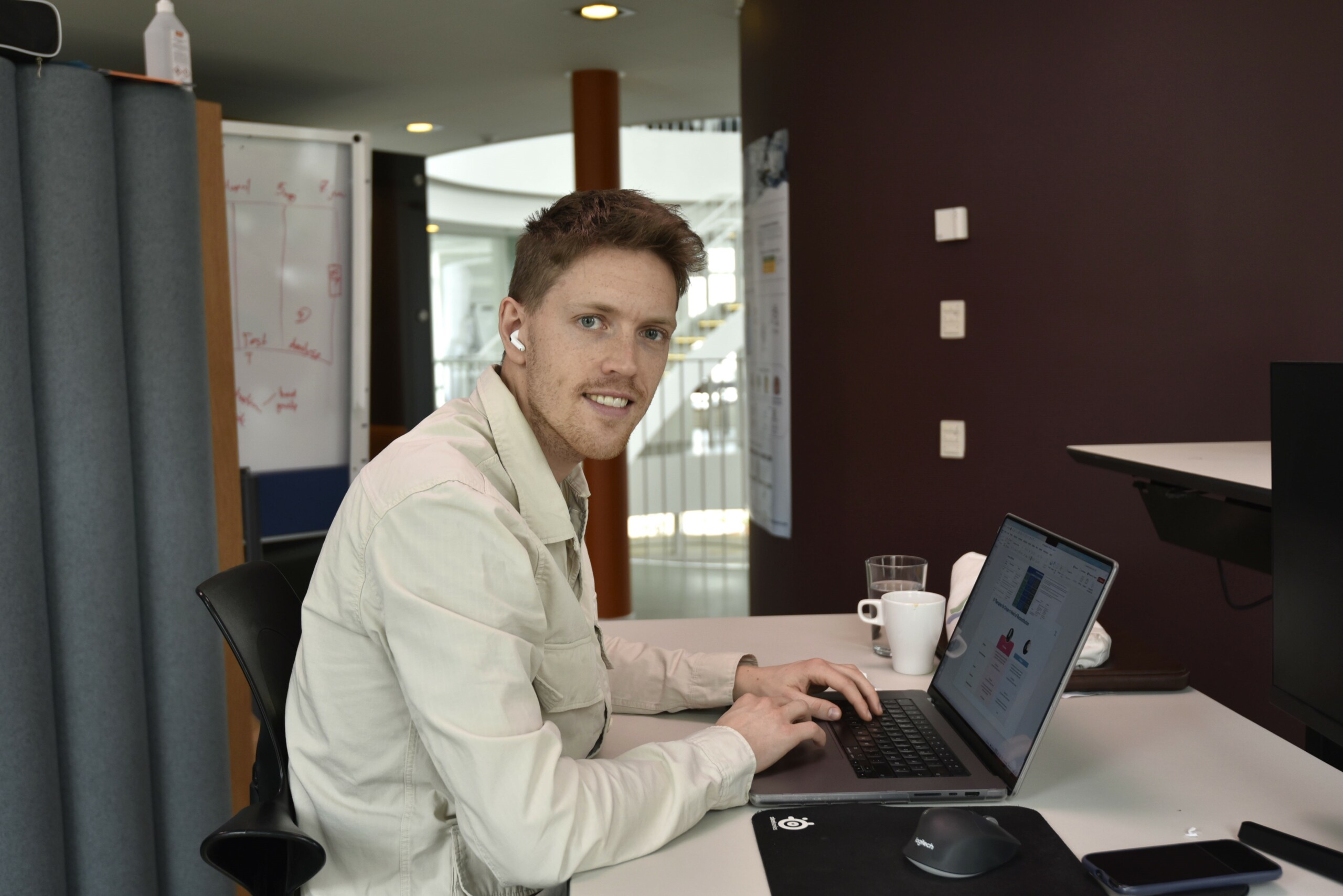 Peter og hans medstifter havde oprindeligt opfundet en drinks-mixer, men så fandt de ud af, at det fungerede bedre med lægemidler.