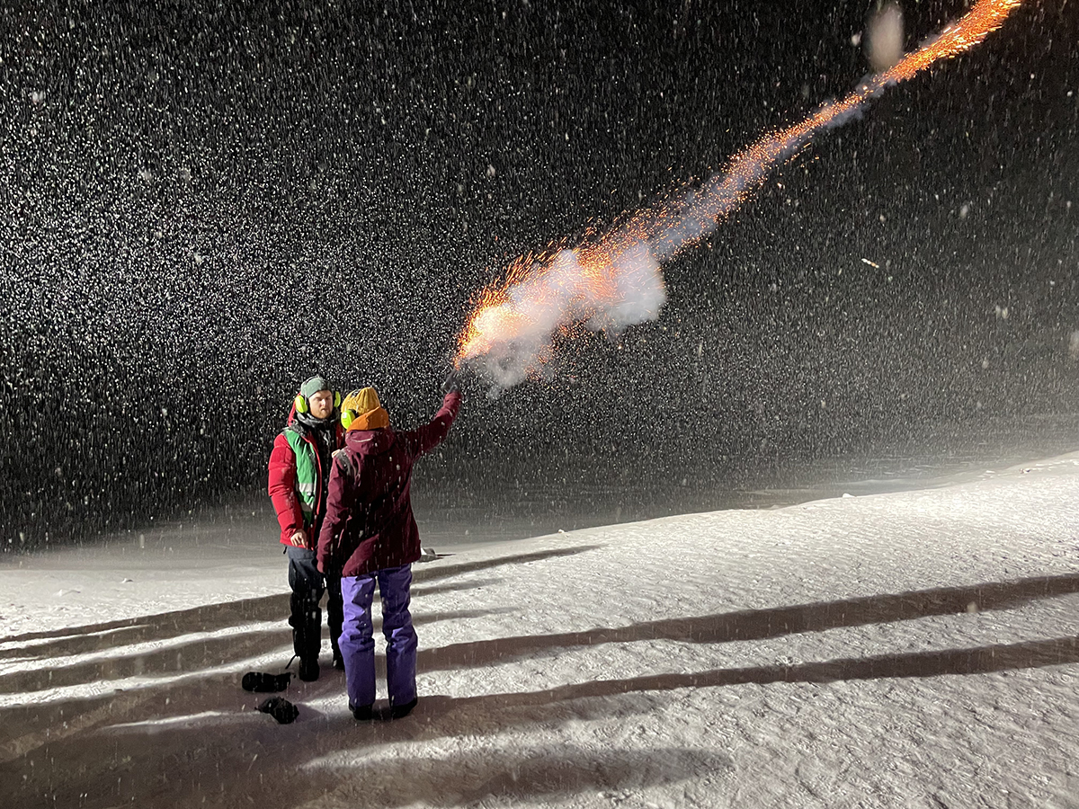 På obligatoriske sikkerhedskurser trænes de studerende blandt andet i at bruge en signalpistol, som kan anvendes i nødstilfælde, da den er synlig i et stort område. Pistolen kan også afskrække isbjørne, der kommer for tæt på.