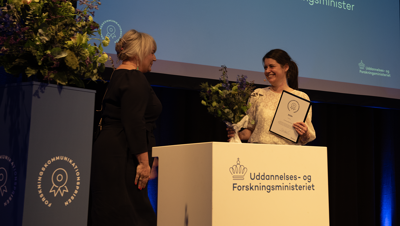 Lektor på Globe Institute Kristine Bohmann bliver fejret i Pressens Hus 18 april, hvor uddannelses- og forskningsminister Christina Egelund overrakte hende Forskningskommunikationsprisen.