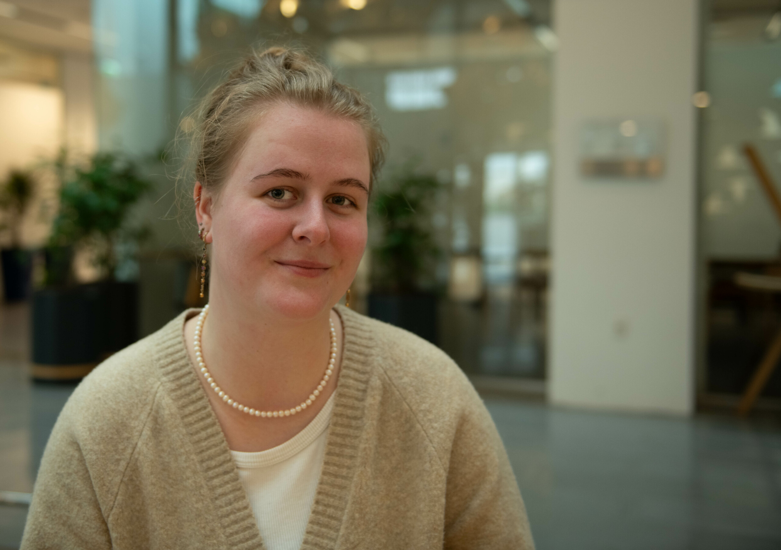 »Forleden så jeg, at regeringen vil øge pengene til kongehuset med 17 millioner, så de nu i alt får knap 144 millioner. Der synes jeg, der bliver prioriteret meget mærkeligt, for regeringen snakker så meget om, at de gerne vil have unge i uddannelse,« siger Frida Kragh Engholm.