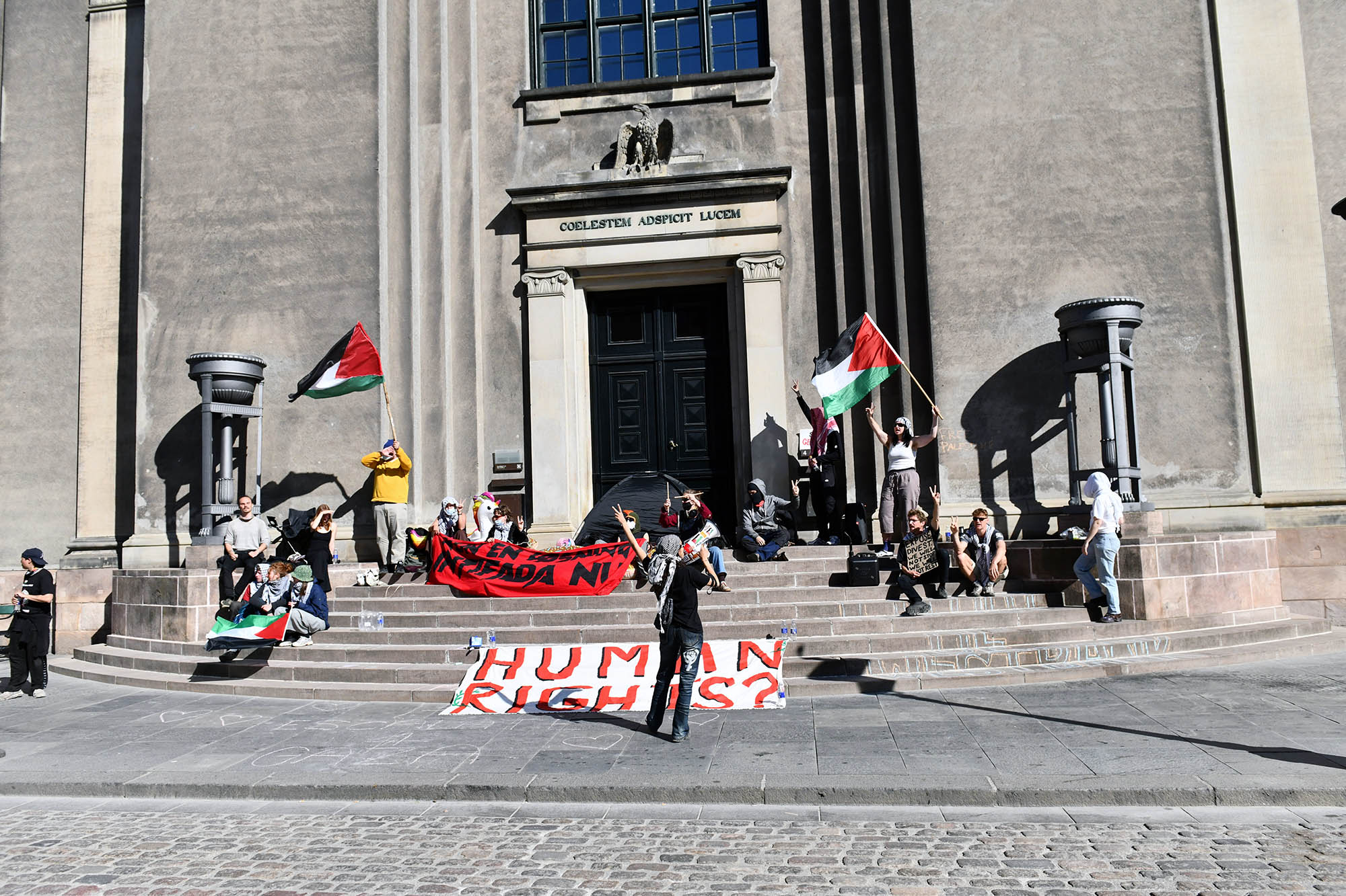 Omkring 50 demonstranter blokerer fredag morgen 17. maj Universitetsfirkanten. 