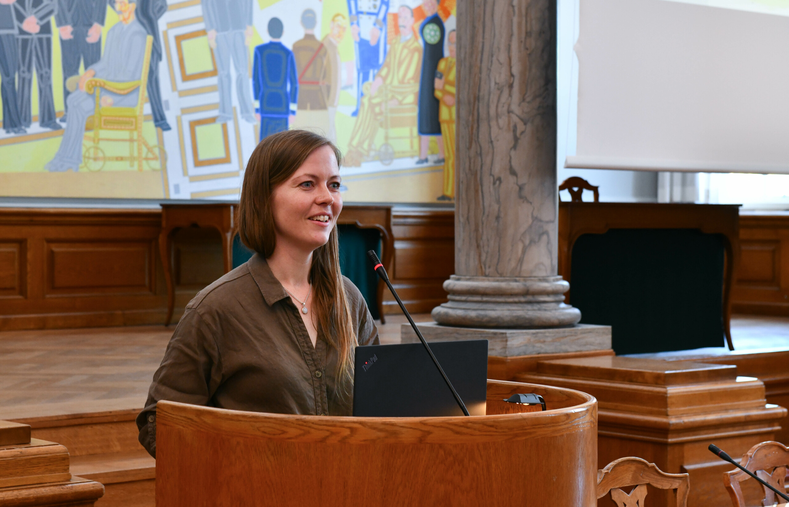 Forskerbevægelsen var 8. oktober til foretræde i Folketingets Uddannelses- og Forskningsudvalg. Billedet her er af bevægelsens ene initiativtager, Maria Toft, der taler til foreningens stiftende generalforsamling på Christiansborg i maj 2024.