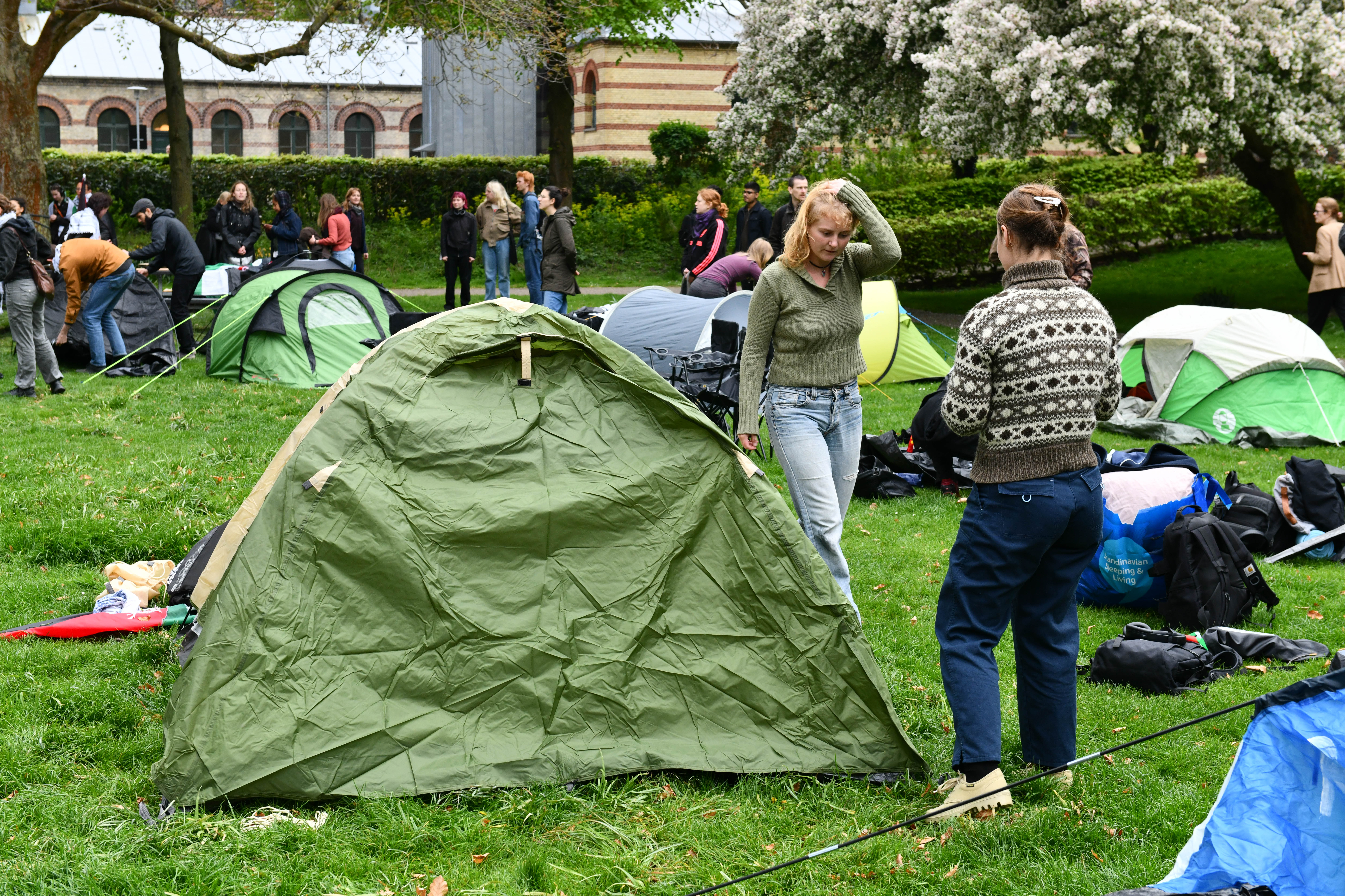 Mandag 6. maj indtog de studerende græsset foran det gamle kommunehospital, hvor teltlejren er rejst.