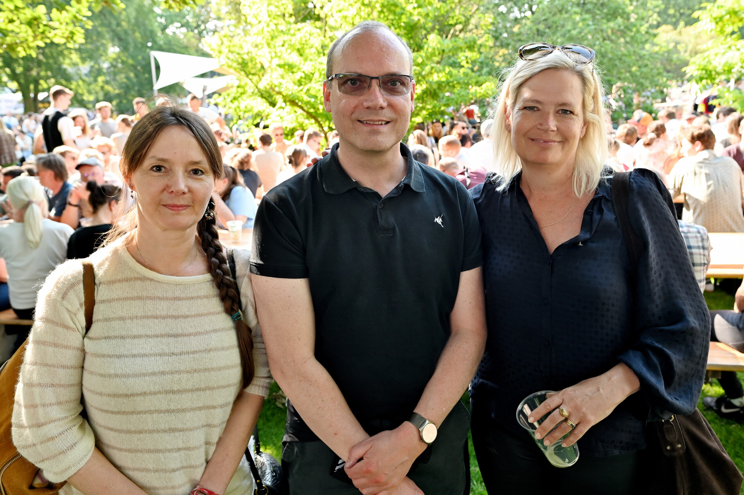 Maja Baggesen (t.v.), program- og udstillingsansvarlig i universitetsbiblioteket, Jacob Graff Nielsen, dekan på Det Juridiske Fakultet, og Kira Stine Hansen (t.h.), universitetsbibliotekar.