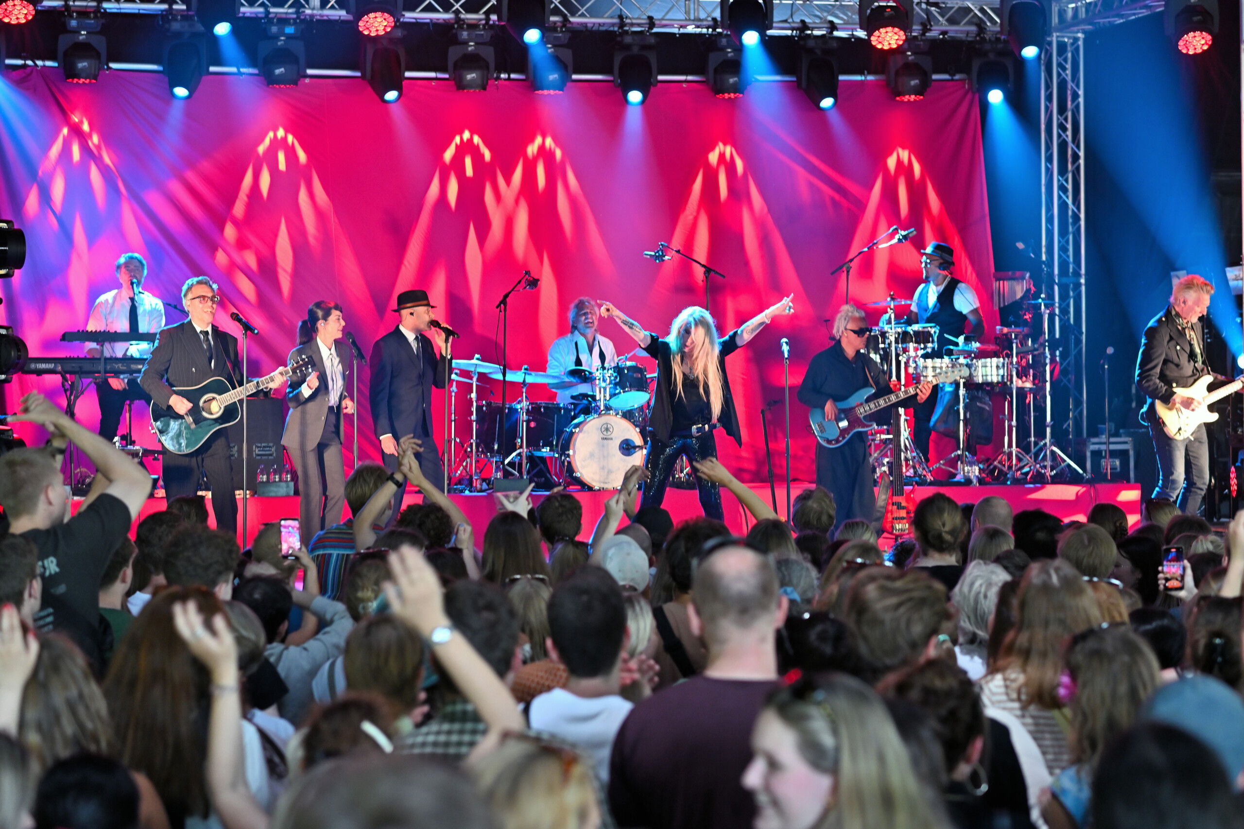 Studerende og ansatte mønstrede fælles kærlighed til Sanne Salomonsen på festivalens store scene. 