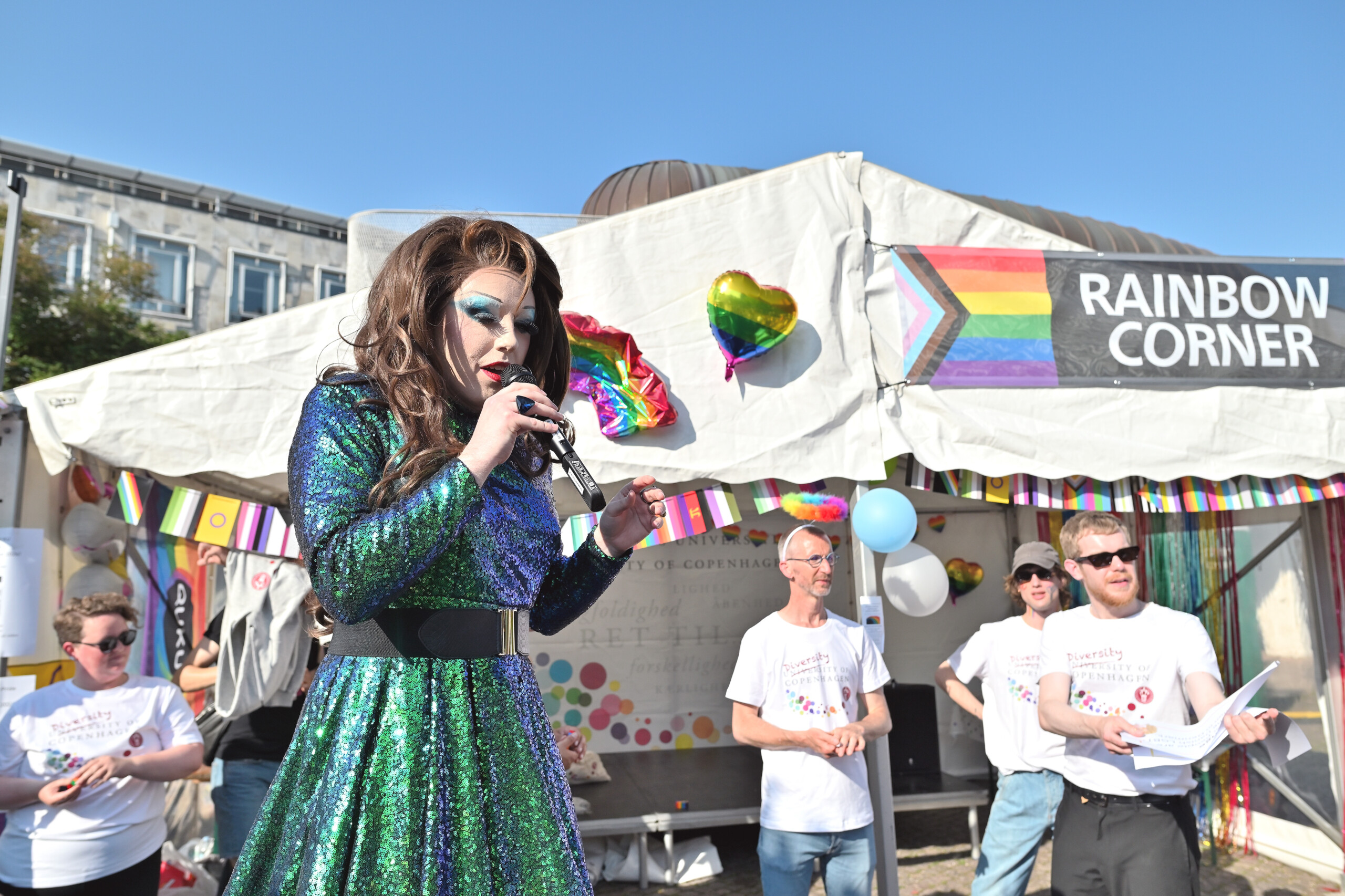 Miss Boogie med det borgerlige navn Finn Bogi var hyret ind som quizmaster i Rainbow Corner. 
