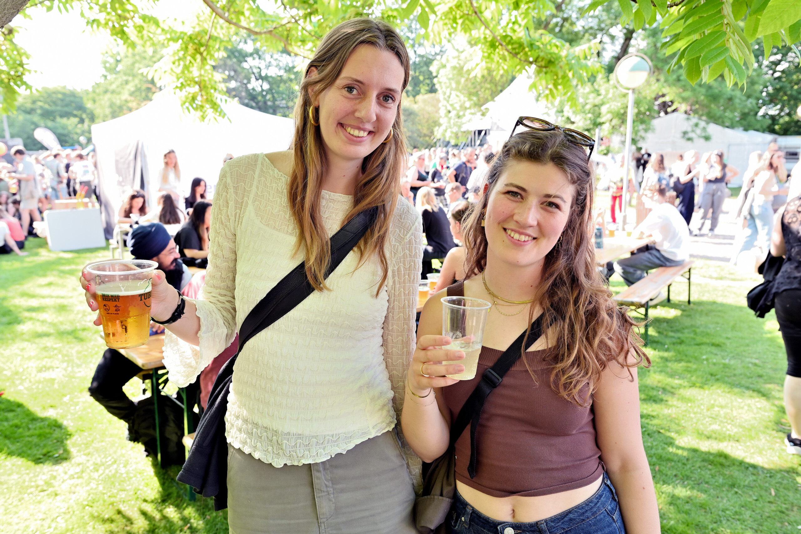 Julie Mikkelsen (t.v.), læser geografi på fjerde semester, og Rebekka Israelson (t.h.), læser veterinærmedicin på fjerde semester.