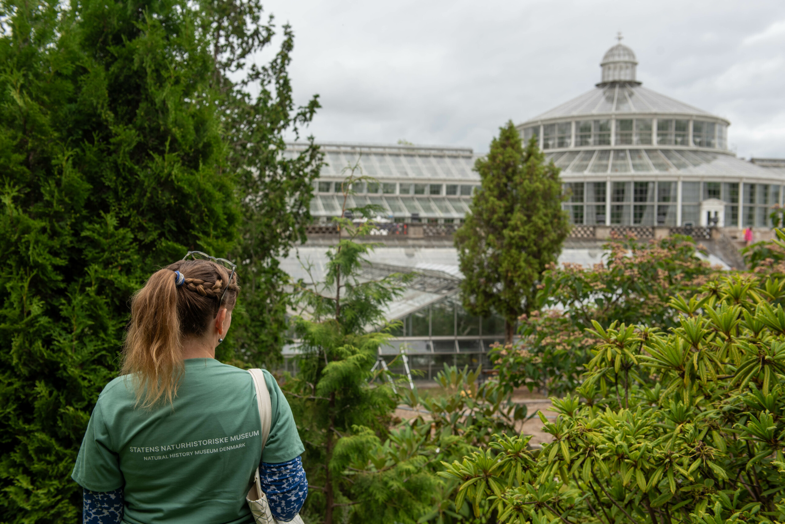 Mia Lindegaard Pedersen nyder udsigten til Palmehuset iført instituttets nye t-shirt.