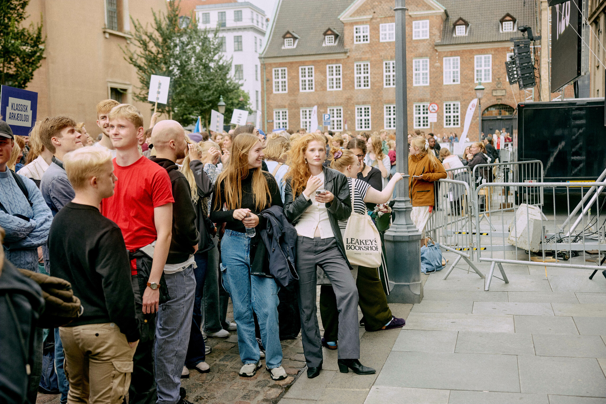 Studerende, der påbegynder en bacheloruddannelse i 2025, ved endnu ikke, hvilke kandidatuddannelser, de kommer til at kunne vælge imellem. Foto fra immatrikulation 2024.