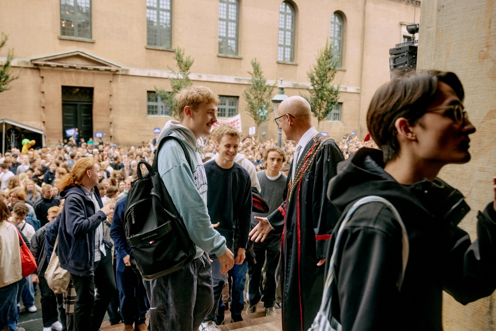 Det er stadig uvist for studerende, der søger optagelse i 2025, hvordan deres kandidatuddannelser vil se ud. Her ses nye studerende og rektor Henrik C. Wegener til immatrikulation 2024. 