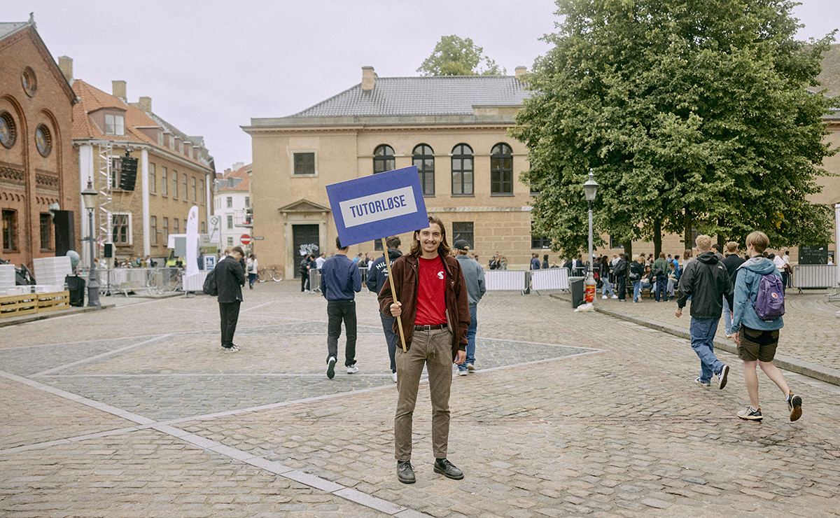 Studenterrådet havde sørget for en guide til de tutorløse. Såvidt Uniavisen erfarede, forblev han dog russerløs, da Frue Plads igen var tømt. 