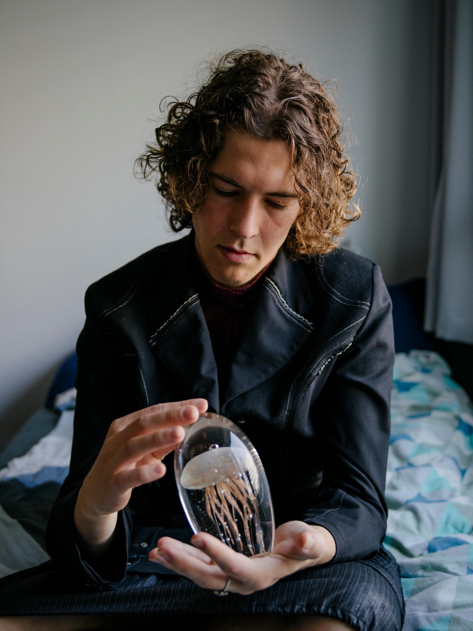 »Man må aldrig blive lænestolssocialist,« mener Emil, der har haft svært ved at samle sig om eksamenslæsningen, fordi tankerne har været fyldt af aktivisme. 