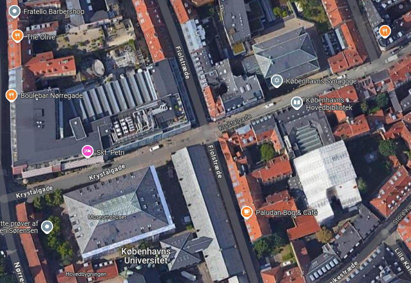 Studerende mod Besættelsens aktion foregik i Museumshuset (nederst til venstre). Synagogen (øverst til højre) ligger på den anden side af både Krystalgade og Fiolstræde.