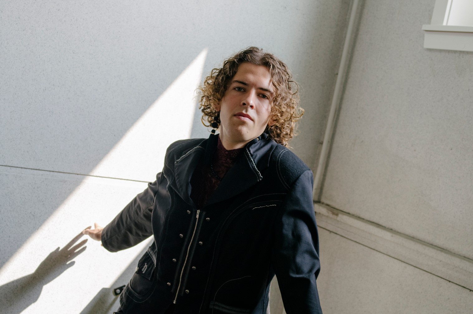 »Først prøvede politiet at klippe mig fri med en knibtang. Så kom de med en vinkelsliber, men kunne ikke bruge den så tæt på min hals. Til sidst fik de skåret mig fri med verdens største elektriske saks,« siger Emil Nielsen om en af de gange, han blev arresteret for civil ulydighed. 