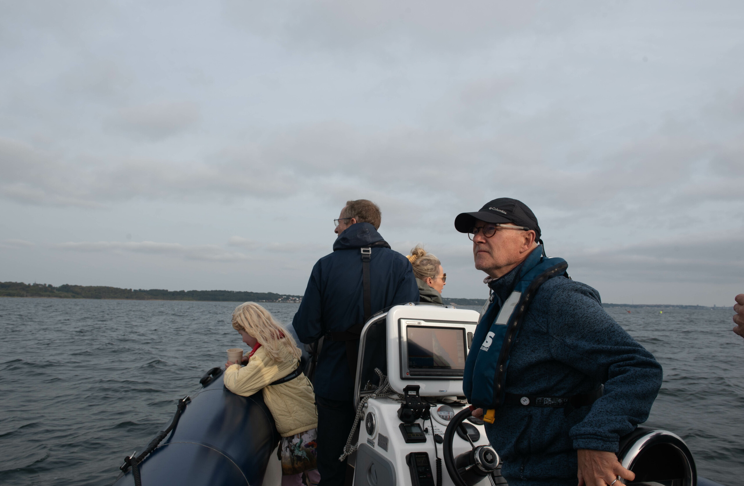 Skipper og gæster spejder på livet løs efter de store tun under en tunsafari i 2024. 
