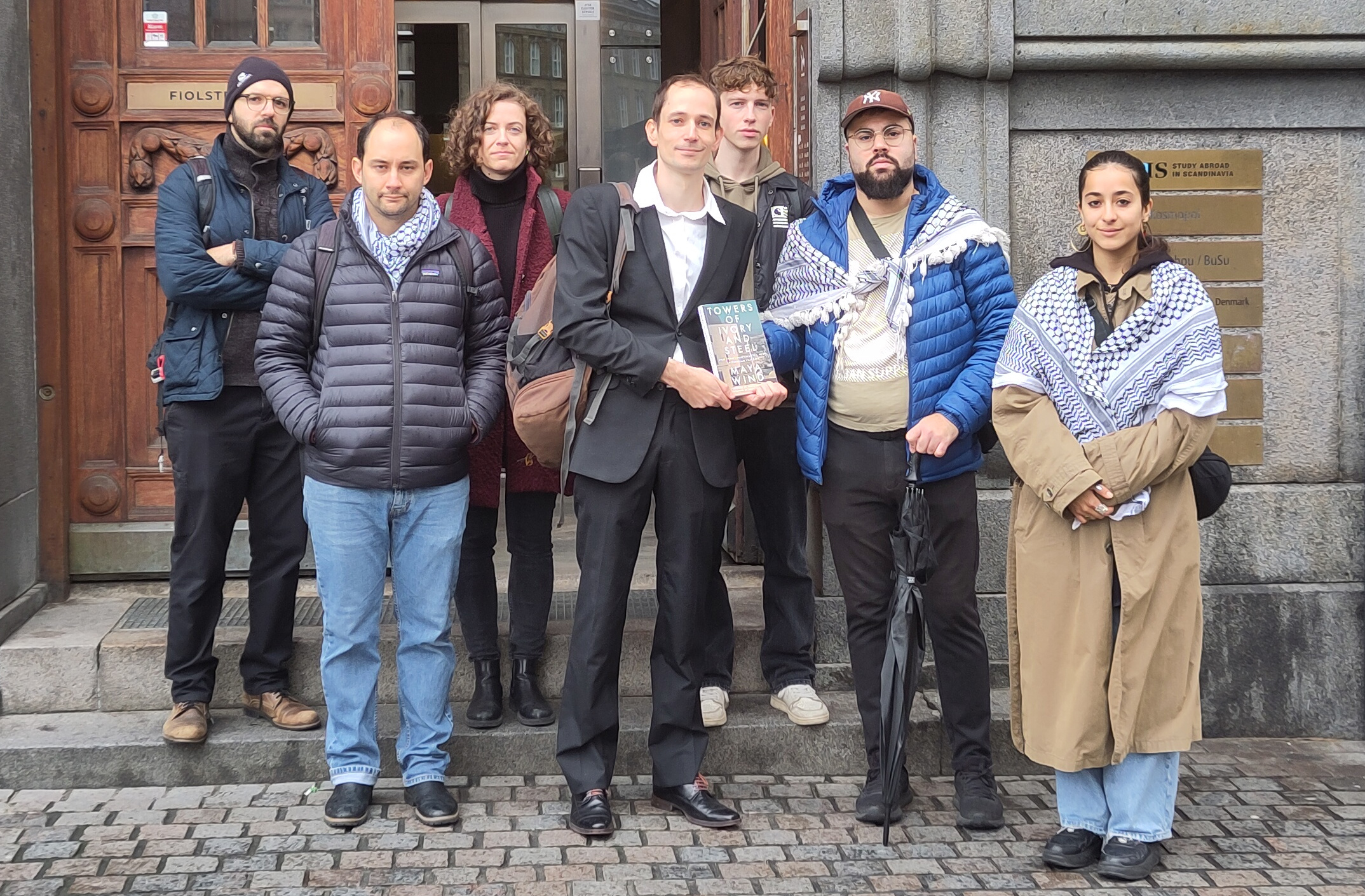 Fra venstre ses de fire medlemmer af Academics for Palestine, der er underskrivere på indlægget: Georgios Pappas, Fernando Racimo, Vasiliki Angelopoulou og Thibault Capelle. Til højre for dem står Elliott Cocker, Tarek Choheiber og Maria Rodriguez fra Studerende mod Besættelsen, som også var til stede uden for mødet den 8. oktober.