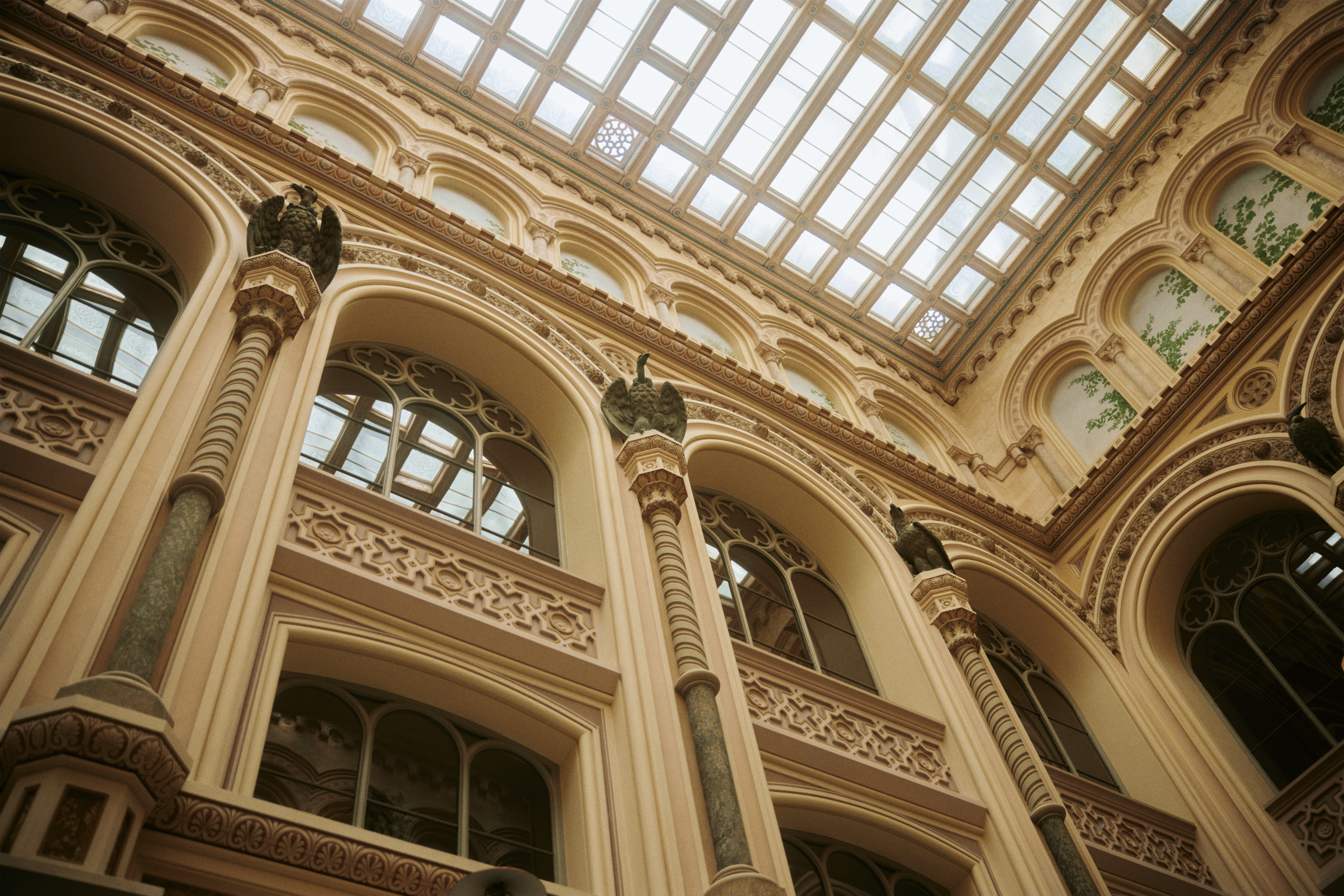 I en tid uden elektrisk lys sikrede glastaget i Museumsbygningen, at samlingerne blev fremvist smukkest muligt.