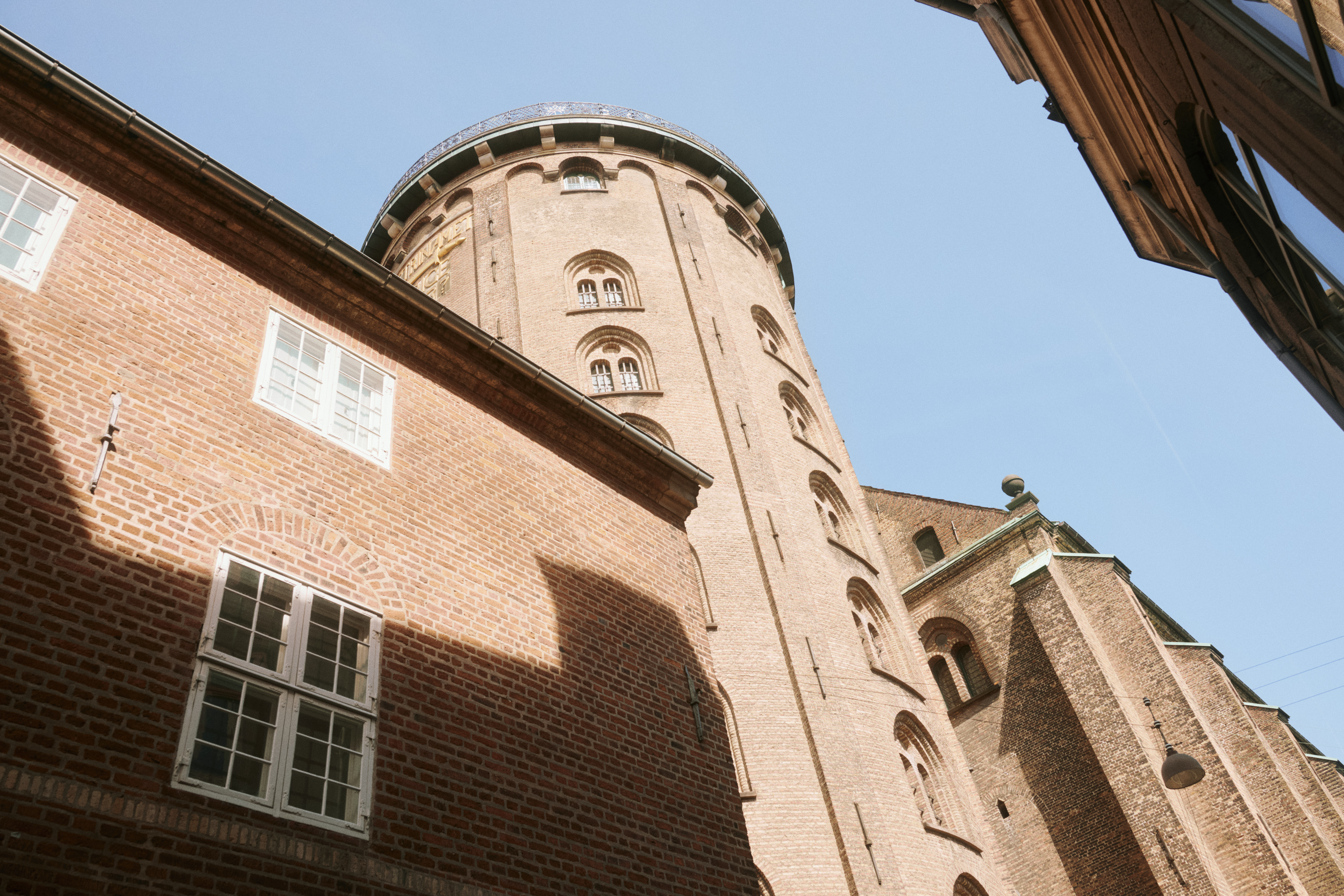 Rundetaarn blev oprindeligt bygget til astronomiske observationer. Placeringen midt i København besværliggjorde dog observationerne og senere hen flyttedes det astronomiske arbejde længere ud af byen.