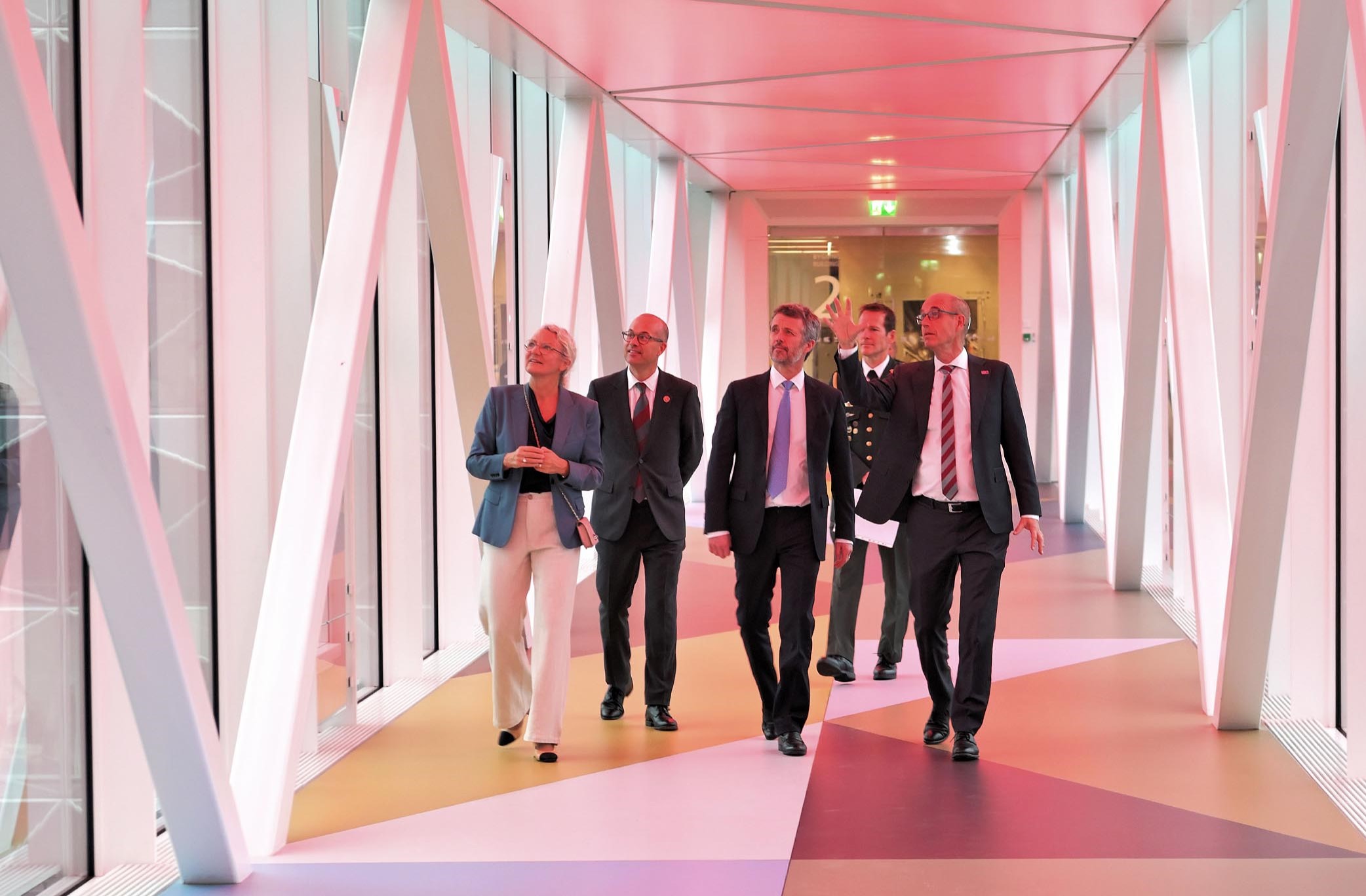 King Frederik inspects the walkway over the Jagtvej boulevard which connects the two buildings in the new Niels Bohr complex. He is accompanied by (from left) Chair of the Board Merete Eldrup, University Director Søren Skydsgaard, and Rector Henrik C. Wegener.
