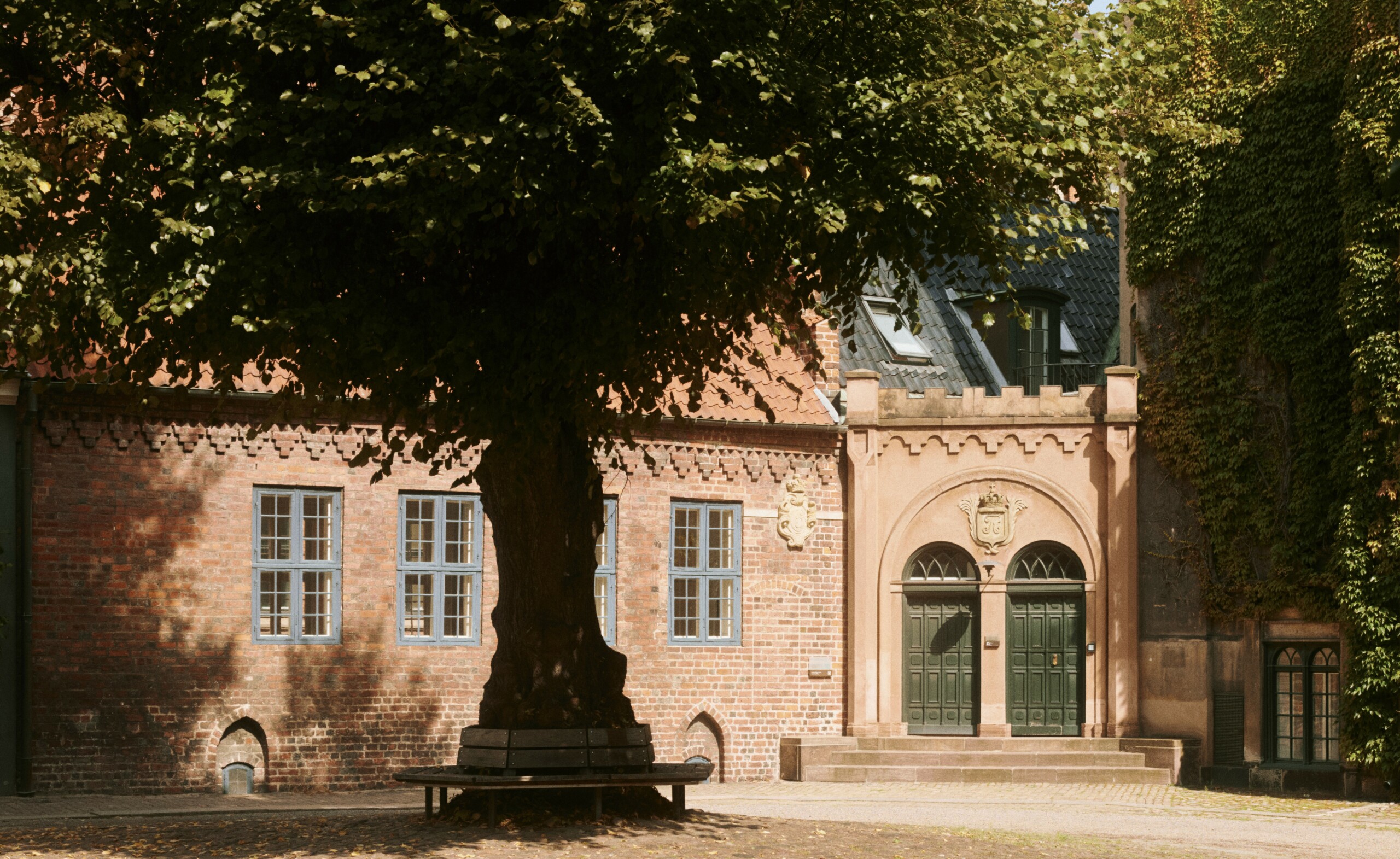 Ved hjælp af undersøgelser af tømmeret i taget kan den gamle konsistoriebygning dateres tilbage til omkring 1480, hvilket muligvis gør den til Københavns ældste bevarede bygning.