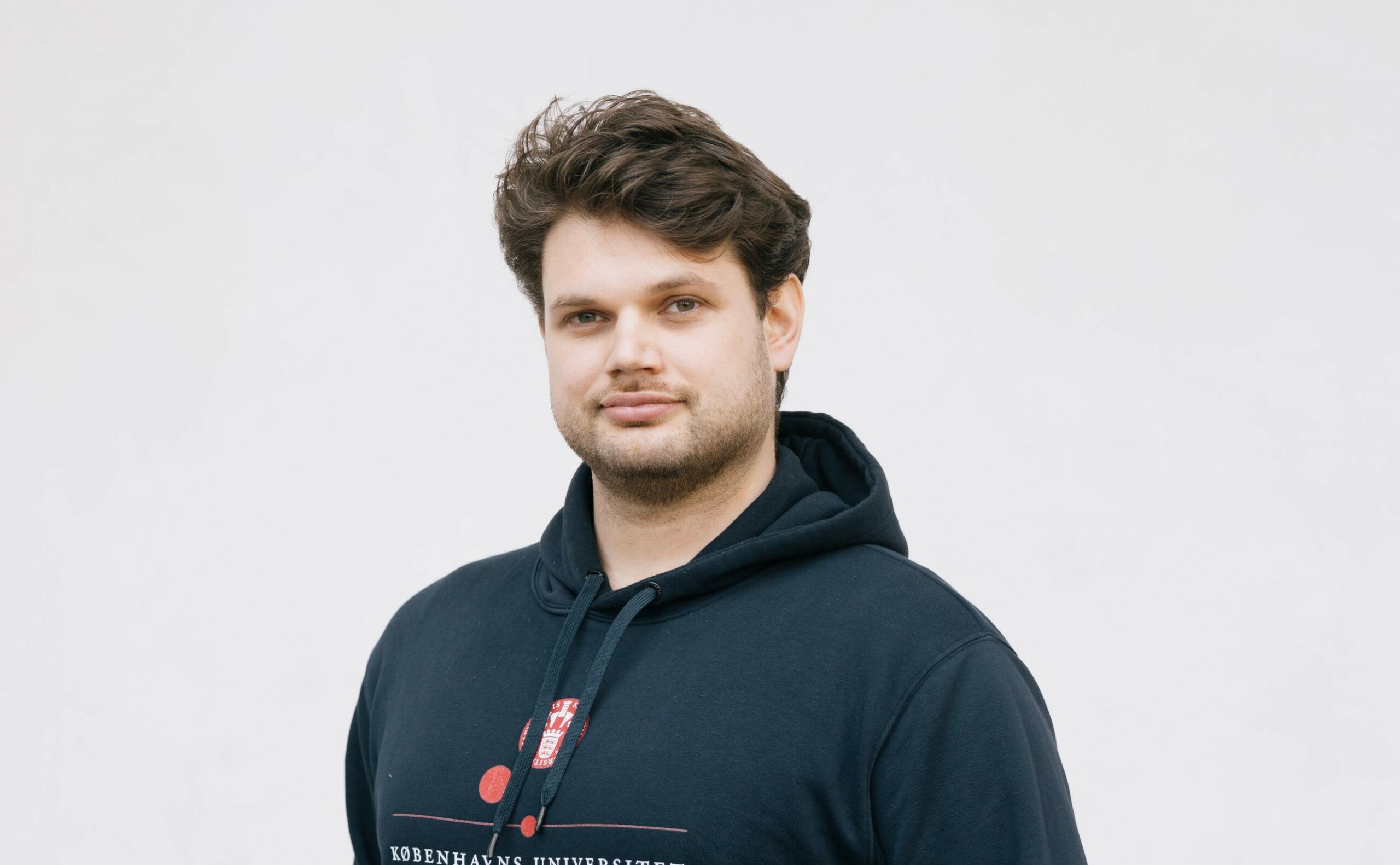 Christian Alejandro Ramon stiller op for Politrådet. 