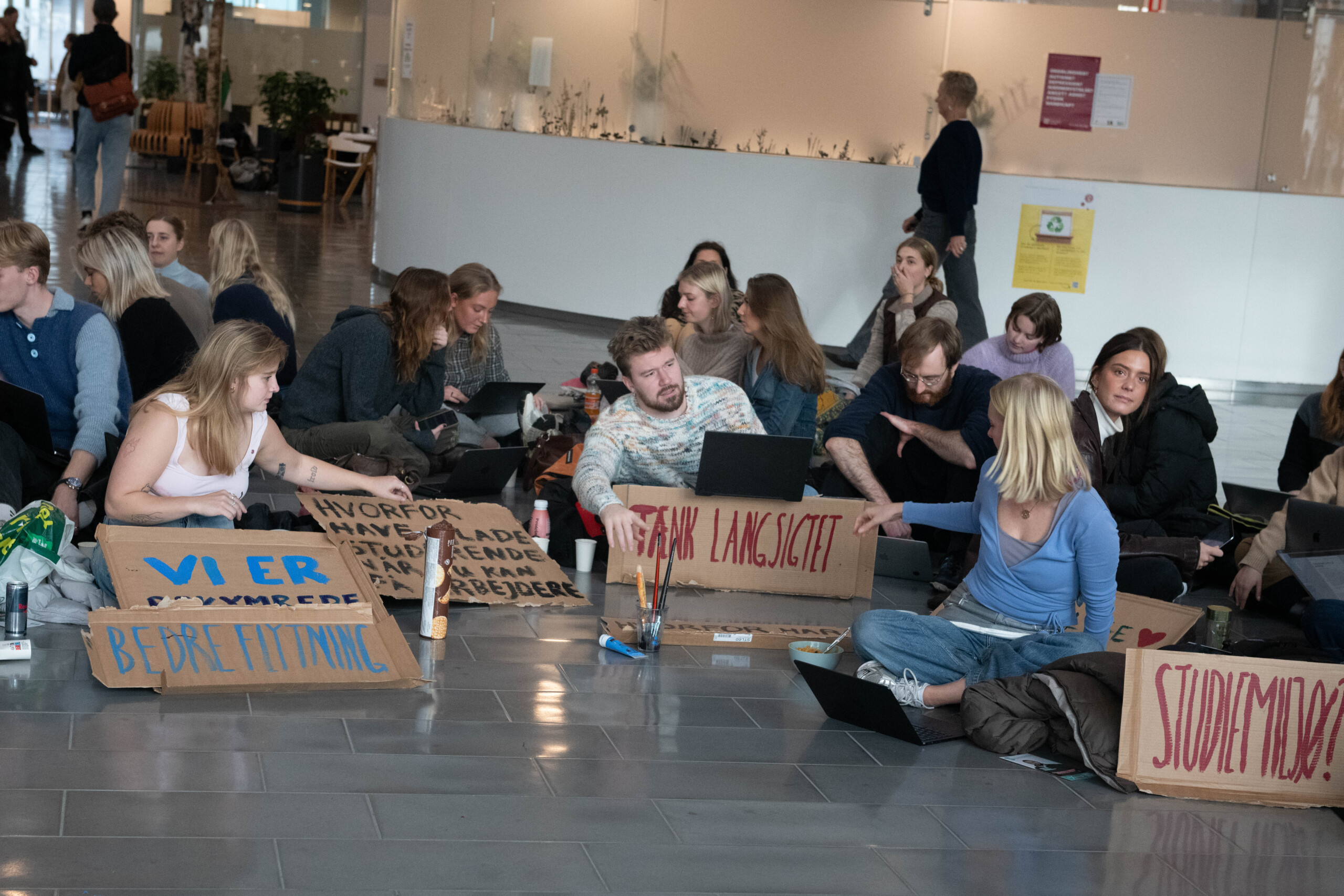 Studerende demonstrerer mod udflytningen af CSS. 