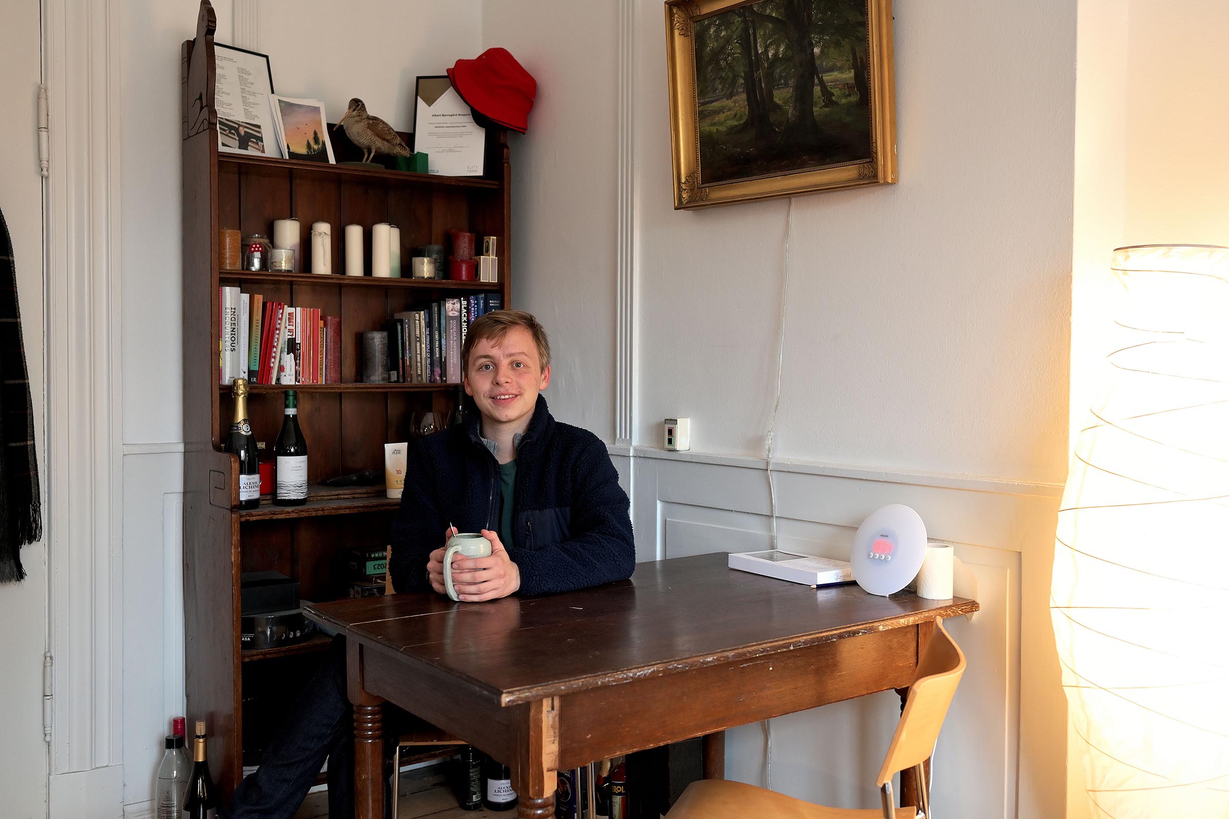 Albert Sneppen på sit kollegieværelse. På hylden bag ham står et diplomet for et EliteForsk-rejsestipendium, han fik overrakt af Dronning Mary og uddannelses- og forskningsminister Christina Egelund i februar i år.