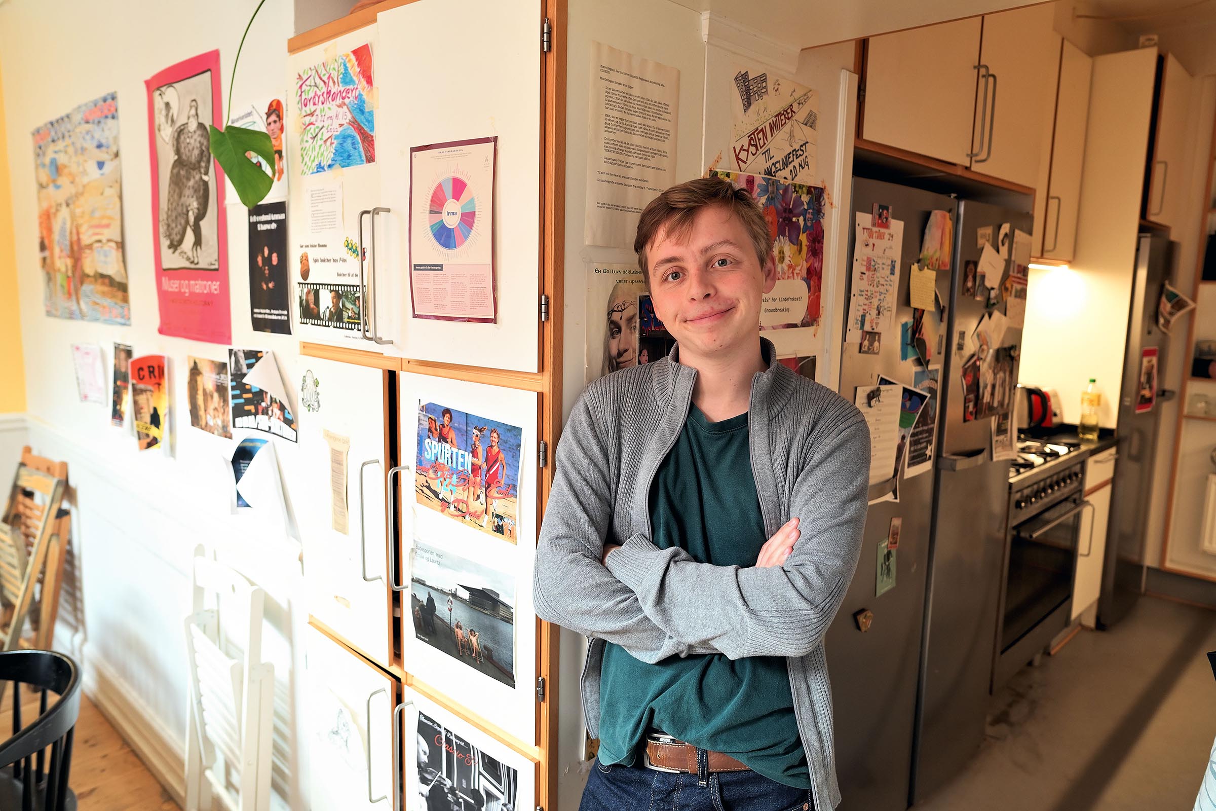 Albert Sneppen i køkkenet på kollegiet Regensen, hvor der er fællesspisning onsdag og søndag aften. 