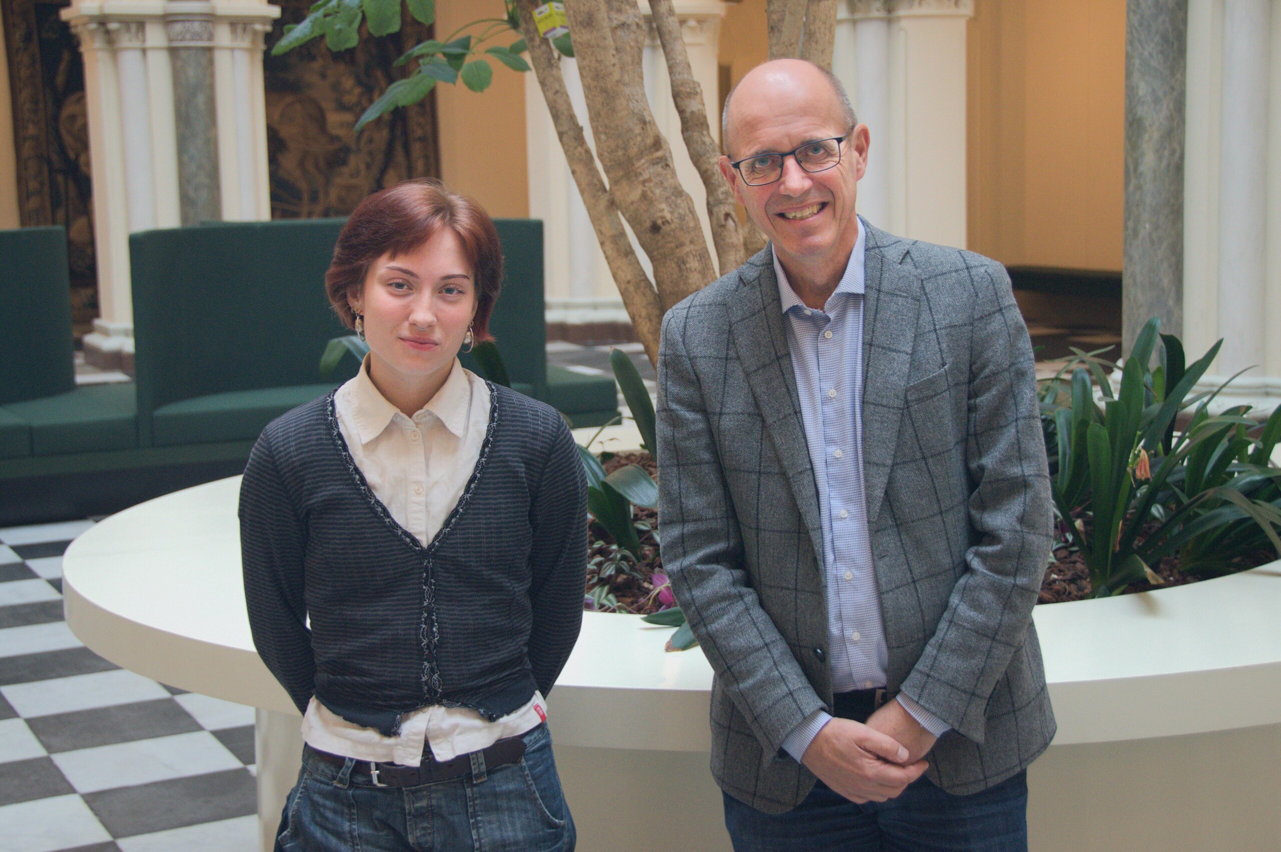 Skribenten her flankeret af rektor Henrik Wegener, som har indgået aftalen med Studenterrådet.