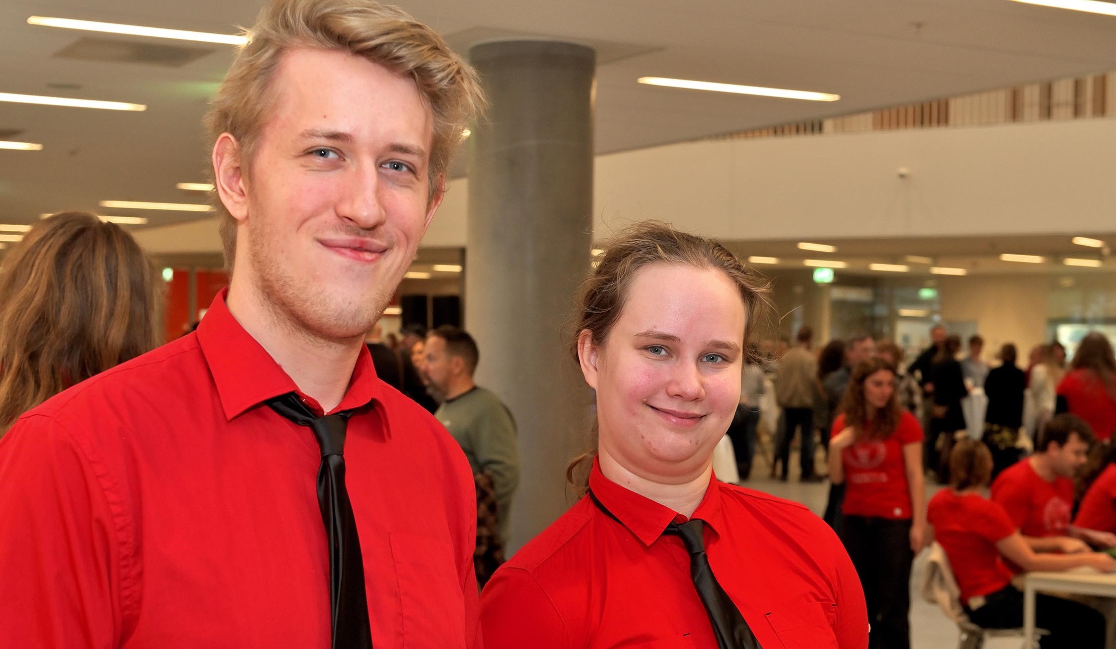 Zakarias Mailand og Christine Lauritzen kan se flere gode ting ved den nye bygning, men mener begge, at der mangler auditorier, hvor hele årgange kan være samlet.