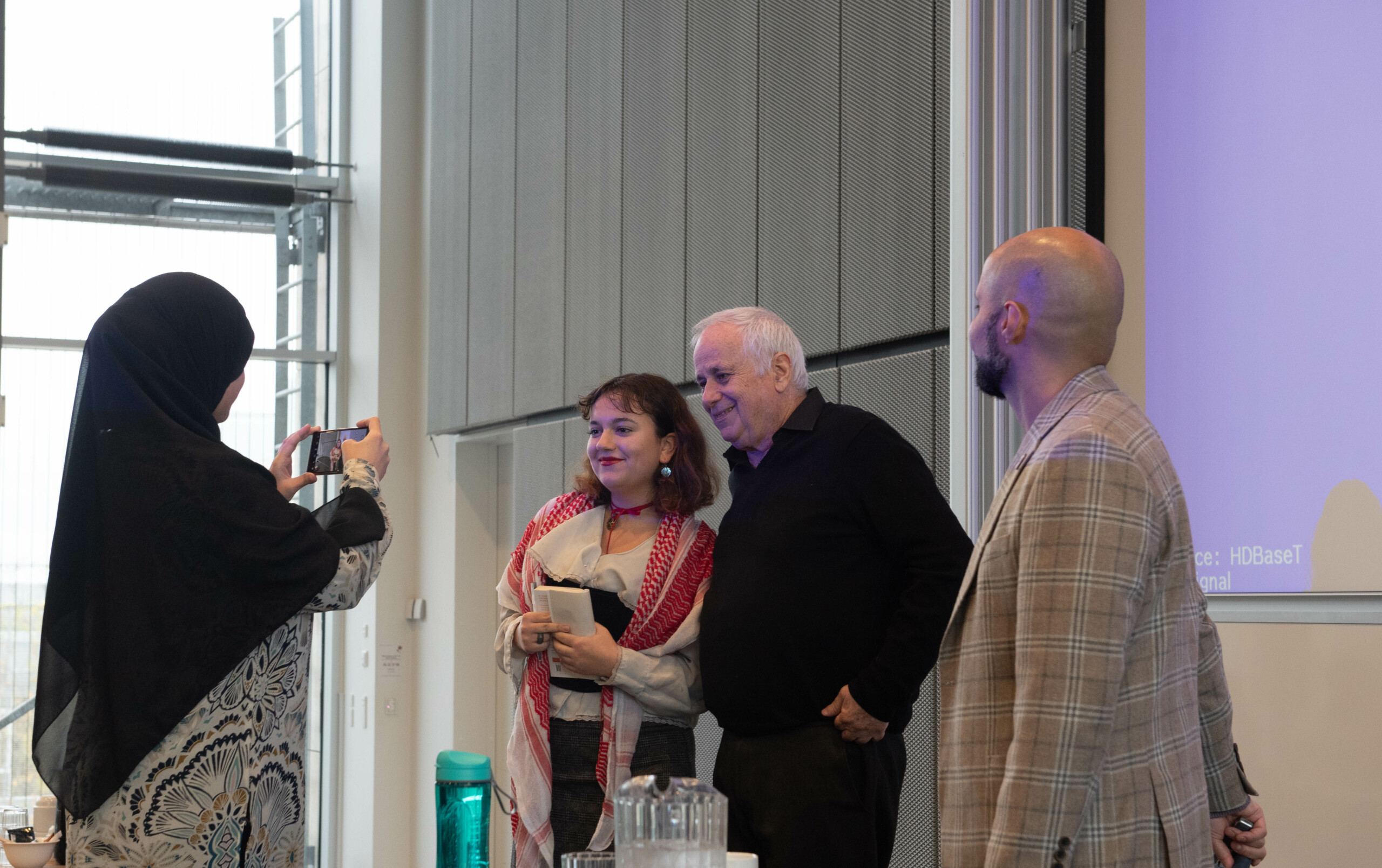 Flere deltagere fik taget billeder og signeret bøger af Ilan Pappé. 