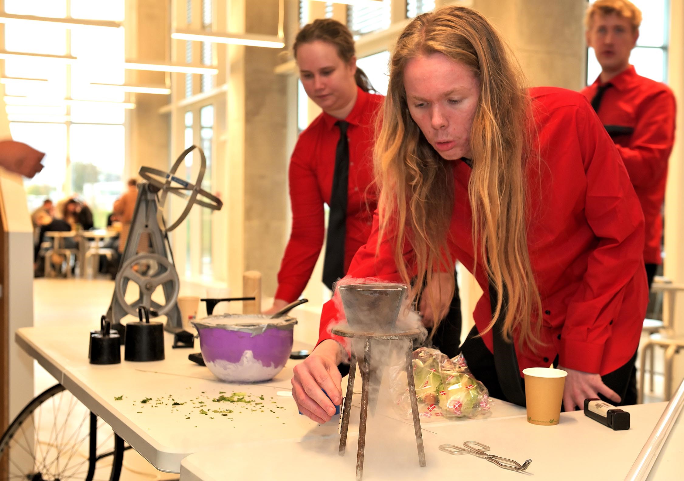 De studerende fra Fysiklegestuen viste eksperimenter til åbningen af Niels Bohr Bygningen, der samler flere af de naturvidenskabelige fag på KU.