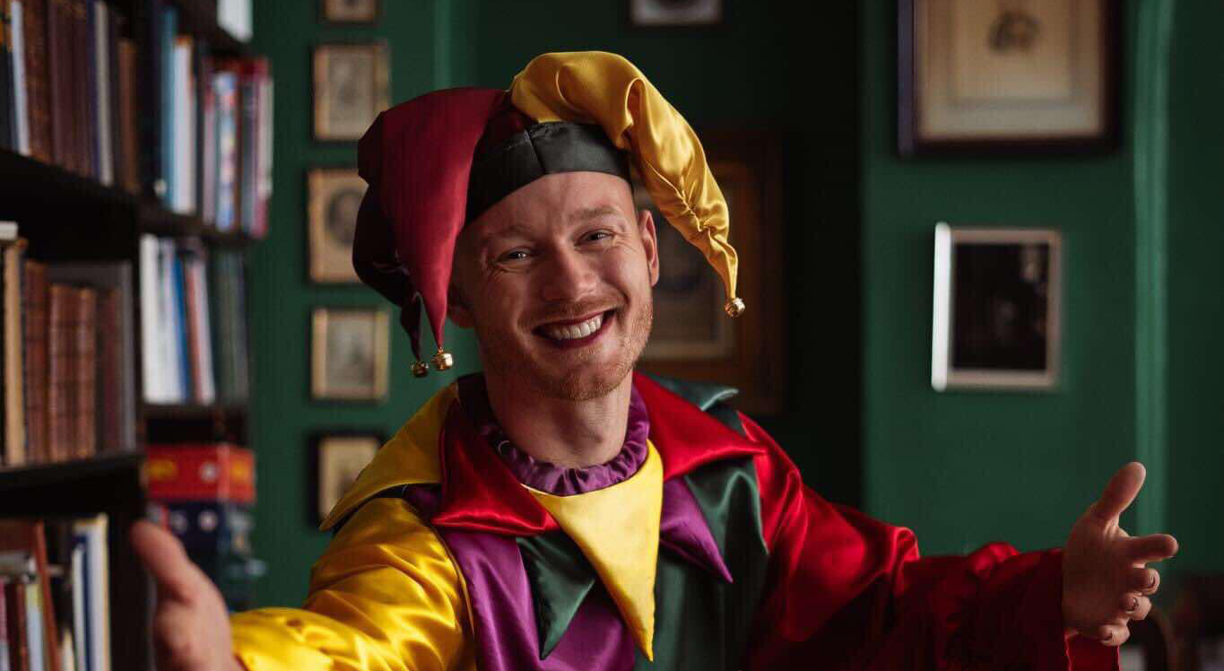 Laurits Leander Jensen optræder her i en tidligere tutoruniform.