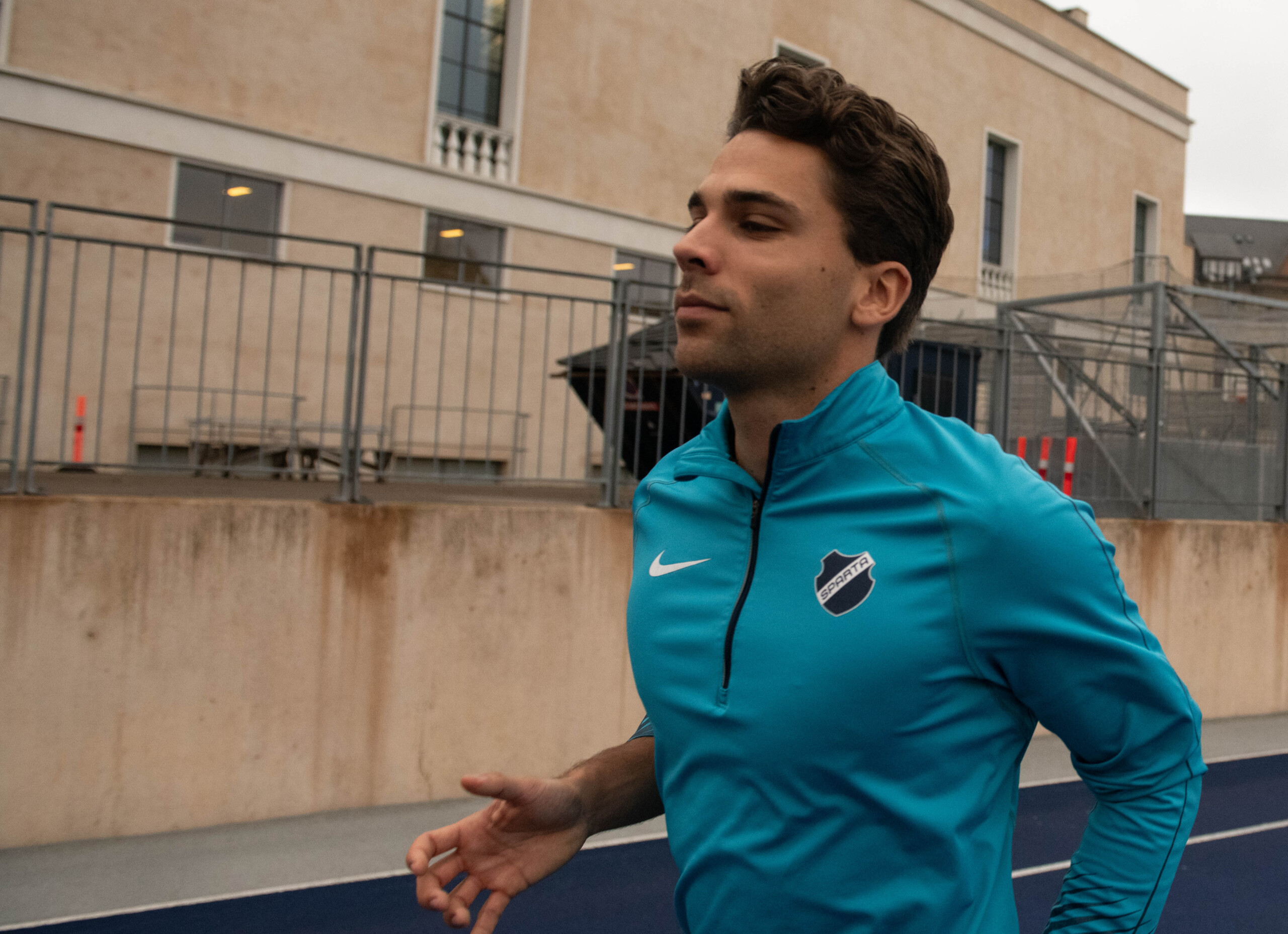 Tobias Gorgone Larsens personlige rekord på 100 meter er 10,27 sekunder. Det placerer ham som nummer syv på alletiders danske rangliste.